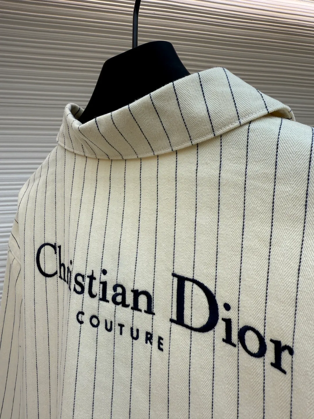 Dior herringbone striped embroidered shirt ●Authentic product: Purchased and developed for 15500 ●Item number: 1680596-B70 ●Fabric: yarn-dyed fabric ●Technology: embroidery production ●Version: fitted version ●Weight: about 570 grams ●Size: XS-S-M-L ●Description: Made of cotton 16s yarn-dyed fabric, with a warp and weft density of 96*58. Disassemble the Y plate to analyze the yarn specifications, count the warp and weft densities, and order the color of bulk dyeing yarn. Use a large-width air-jet yarn-dyed jacquard machine to weave the embryonic fabric, and the tissue can be woven The herringbone density is the same as the Y version, and the width of the finished door reaches 3m. The front panel is hand-cut with line restoration flowers, and the front and rear letters are imported from Japan with Tajima embroidery machines, embroidered with three-dimensional glue cotton embroidery thread, and matched with aluminum alloy bright letter four-button buttons. The overall wiring is straight and delicate, the fabric is comfortable and soft, and the color is consistent without color difference. It can be matched with the same style to create a fashionable look and control various occasions. Customized accessories, complete with three standards, same style for men and women!