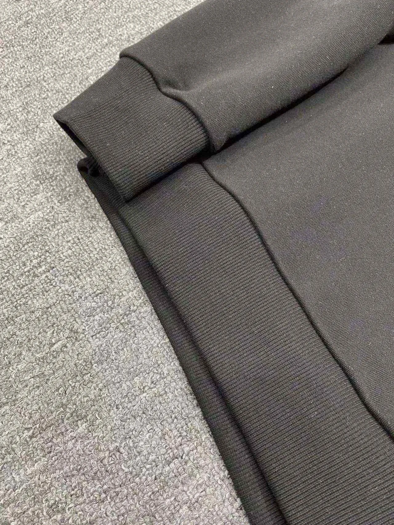 🅿️240 Brand [DIOR Dior] (Fat Man Gospel) 2025 Spring Style (Fleece Sweater) Tencel Roman velvet fabric The upper body is extremely comfortable and skin-friendly, not bulky, full of elasticity, no pilling, super warm, very comfortable to wear next to the body, can be worn alone as a base layer, making you stylish and warm, simple and elegant, close to the body and warm. Size: M-5XL (can wear up to 220 pounds) Color: black