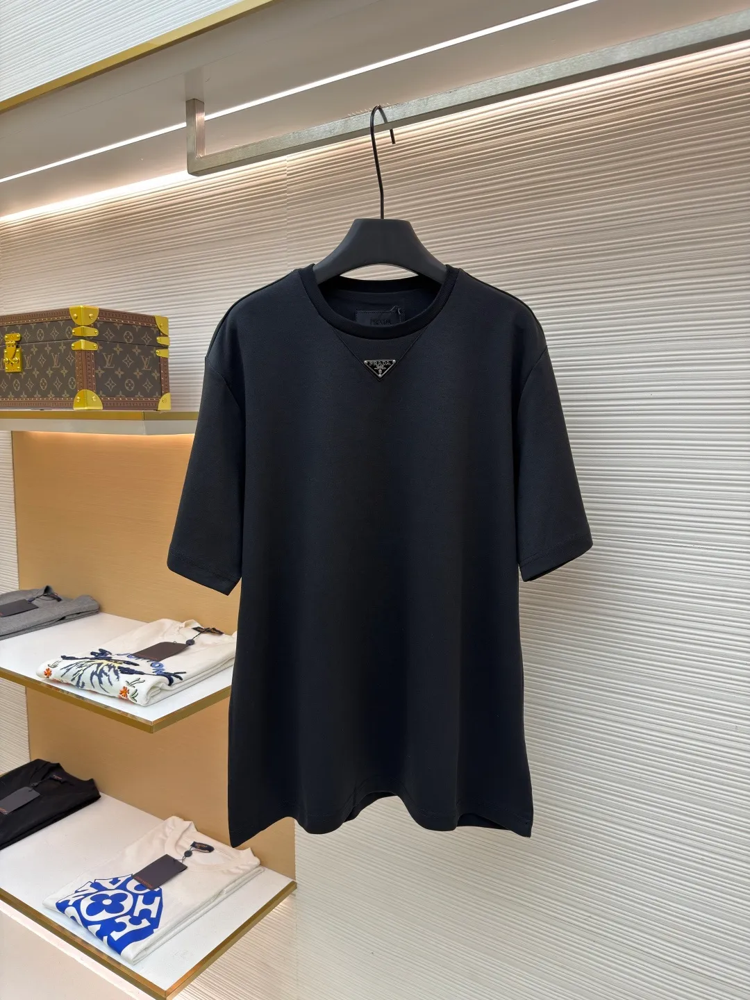 Prada chest triangle logo short sleeves ●Original version: 8000 purchase and development ●Item number: 1682414-A00 ●Fabric: 100% cotton fabric ●Technology: infrared positioning production ●Color: black ●Version: Fitted version ●Weight: about 315 grams ●Size: S-M-L-XL ●Description: Customized mercerized hydrogen and oxygen liquid ammonia double-sided satin, breathable and refreshing, comfortable and skin-friendly. The iconic Prada triangle logo embellishes the chest to highlight the brand charm. The unique design of splicing the triangle area of the neckline creates a full sense of layering. It shocks your vision with a minimalist design and highlights luxury in a low-key manner. The infrared positioning of the "Prada triangle mark" is made using an imported special machine to make the position more precise and firm. Manual point splicing of the triangular area is carried out with the triangular fabric through precise point selection to ensure that the triangular area is uniformly positioned. The fabrics have been washed and have a better hand feel and texture. It is not easy to deform, shrink or fade, and maintains long-term beauty. The overall wiring is straight and delicate, the fabric is comfortable and soft, and the color is consistent without color difference. It can be matched with the same style to create a fashionable look and control various occasions. Customized accessories, complete with three standards, same style for men and women!