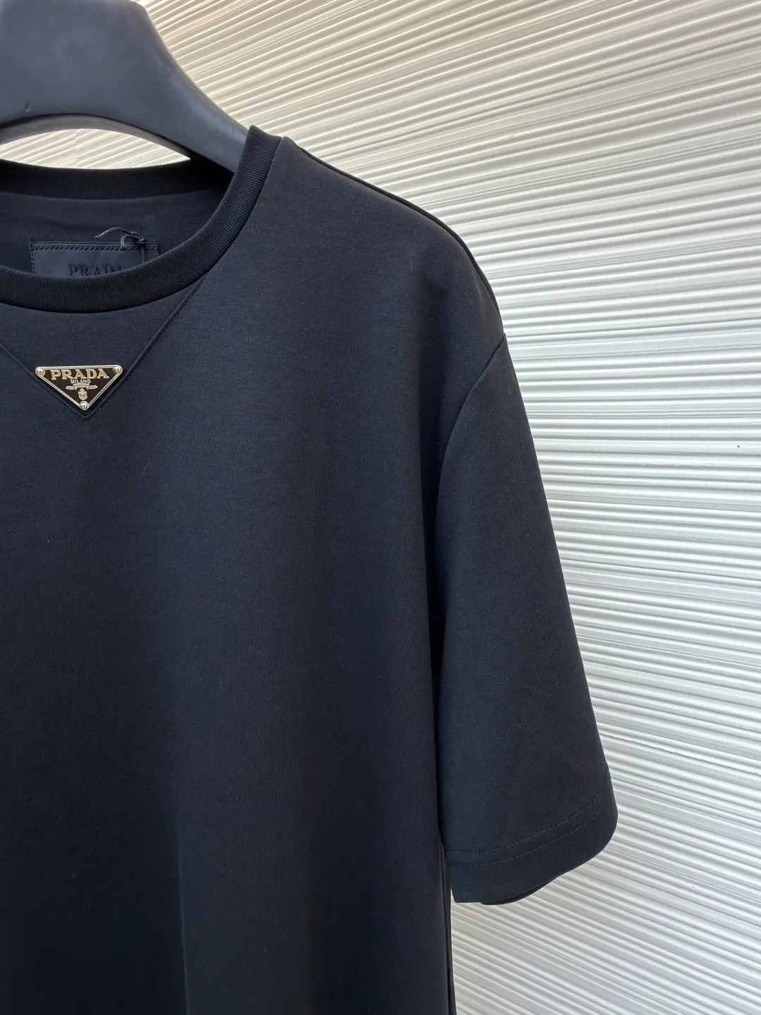 Prada chest triangle logo short sleeves ●Original version: 8000 purchase and development ●Item number: 1682414-A00 ●Fabric: 100% cotton fabric ●Technology: infrared positioning production ●Color: black ●Version: Fitted version ●Weight: about 315 grams ●Size: S-M-L-XL ●Description: Customized mercerized hydrogen and oxygen liquid ammonia double-sided satin, breathable and refreshing, comfortable and skin-friendly. The iconic Prada triangle logo embellishes the chest to highlight the brand charm. The unique design of splicing the triangle area of the neckline creates a full sense of layering. It shocks your vision with a minimalist design and highlights luxury in a low-key manner. The infrared positioning of the "Prada triangle mark" is made using an imported special machine to make the position more precise and firm. Manual point splicing of the triangular area is carried out with the triangular fabric through precise point selection to ensure that the triangular area is uniformly positioned. The fabrics have been washed and have a better hand feel and texture. It is not easy to deform, shrink or fade, and maintains long-term beauty. The overall wiring is straight and delicate, the fabric is comfortable and soft, and the color is consistent without color difference. It can be matched with the same style to create a fashionable look and control various occasions. Customized accessories, complete with three standards, same style for men and women!