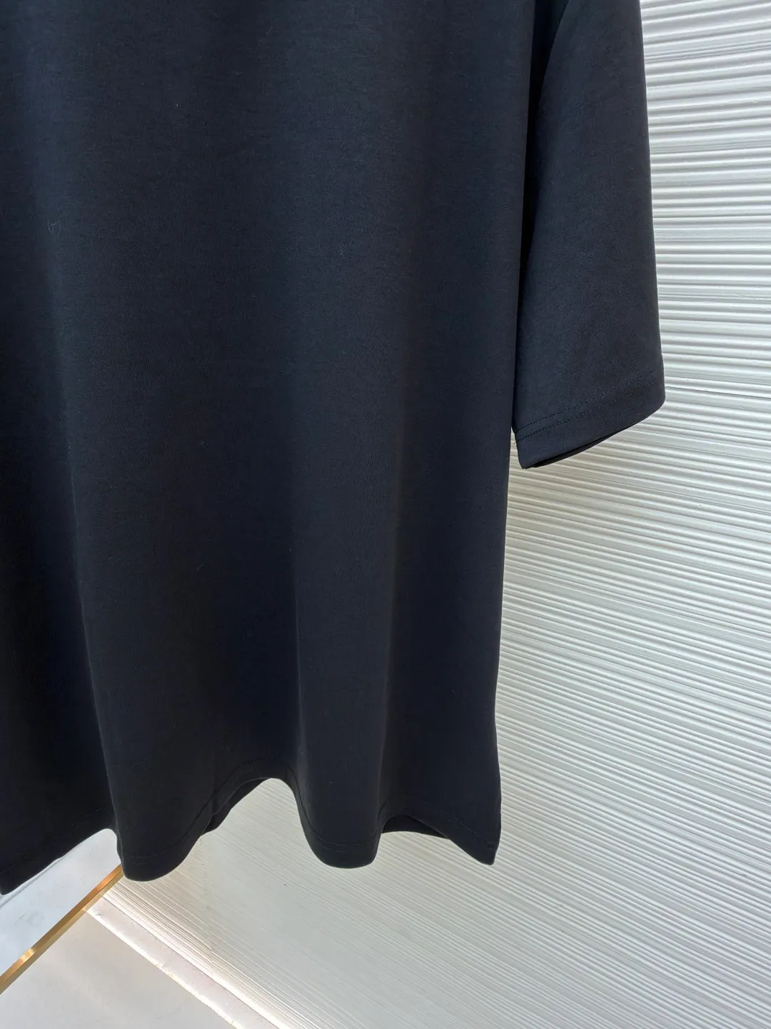 Prada chest triangle logo short sleeves ●Original version: 8000 purchase and development ●Item number: 1682414-A00 ●Fabric: 100% cotton fabric ●Technology: infrared positioning production ●Color: black ●Version: Fitted version ●Weight: about 315 grams ●Size: S-M-L-XL ●Description: Customized mercerized hydrogen and oxygen liquid ammonia double-sided satin, breathable and refreshing, comfortable and skin-friendly. The iconic Prada triangle logo embellishes the chest to highlight the brand charm. The unique design of splicing the triangle area of the neckline creates a full sense of layering. It shocks your vision with a minimalist design and highlights luxury in a low-key manner. The infrared positioning of the "Prada triangle mark" is made using an imported special machine to make the position more precise and firm. Manual point splicing of the triangular area is carried out with the triangular fabric through precise point selection to ensure that the triangular area is uniformly positioned. The fabrics have been washed and have a better hand feel and texture. It is not easy to deform, shrink or fade, and maintains long-term beauty. The overall wiring is straight and delicate, the fabric is comfortable and soft, and the color is consistent without color difference. It can be matched with the same style to create a fashionable look and control various occasions. Customized accessories, complete with three standards, same style for men and women!