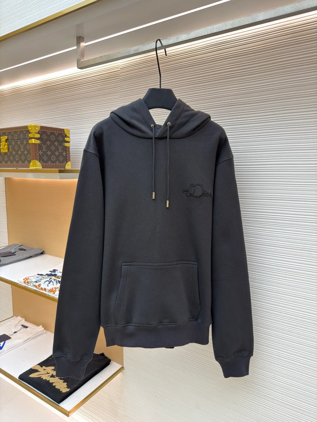 Dior woven satin badge hooded sweatshirt ●Item number: 1681708-A90 ●Material: Cotton pile terry fabric ●Technology: Ribbon letter embroidery production ●Color: gray ●Version: fitted version ●Weight: about 760 grams ●Size: XS-S-M-L ●Description: The pure cotton texture fabric is made of 26-count double yarn + 10-count bottom yarn terry fabric, with a weight of 380g/㎡; it is paired with 21-count 2x2 rib, and the composition is 95% cotton and 5% spandex. The multi-dimensional texture brought by the craftsmanship. The ribbon itself has a silky luster and smooth touch, which is in sharp and high-end contrast with the matte plush feel of the sweatshirt's suede surface. Embroidery decoration in the form of satin ribbons, which are fixed on the fabric through special processing. The texture brought by this process is usually different from the woven texture and slight luster of the main knitted fabric. It forms a delicate and accessible visual and tactile focus on the matte dark gray base, enhancing the craftsmanship, design and uniqueness of the single product. The overall wiring is straight and delicate, the fabric is comfortable and soft, and the color is consistent without color difference. It can be matched with the same style to create a fashionable look and control various occasions. Customized accessories, complete with three standards, same style for men and women!
