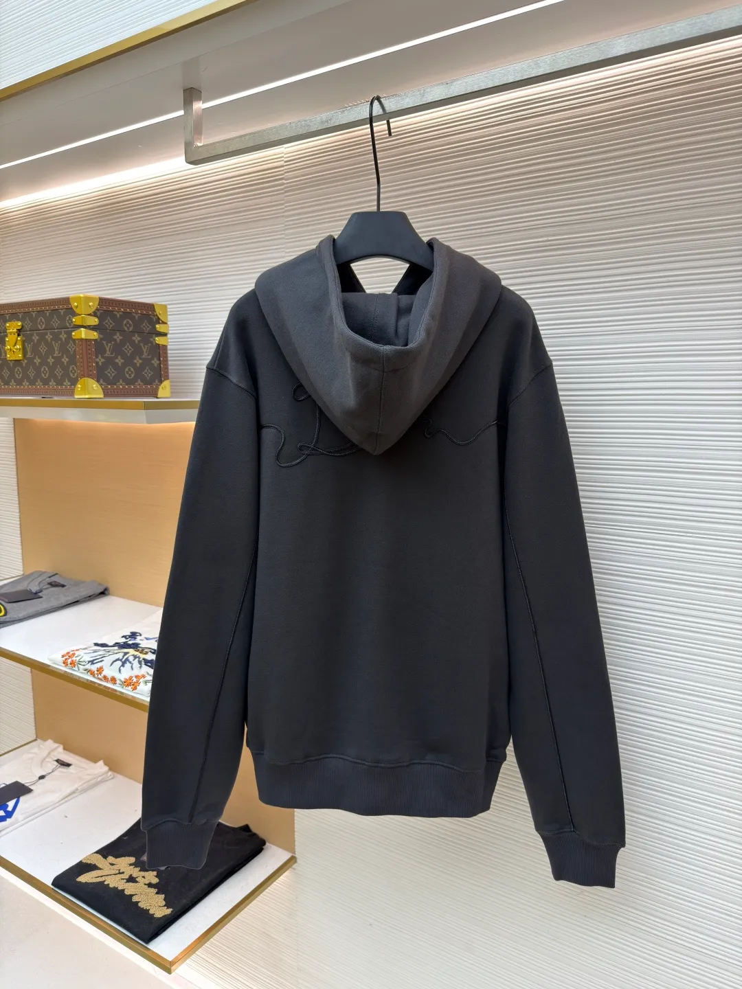 Dior woven satin badge hooded sweatshirt ●Item number: 1681708-A90 ●Material: Cotton pile terry fabric ●Technology: Ribbon letter embroidery production ●Color: gray ●Version: fitted version ●Weight: about 760 grams ●Size: XS-S-M-L ●Description: The pure cotton texture fabric is made of 26-count double yarn + 10-count bottom yarn terry fabric, with a weight of 380g/㎡; it is paired with 21-count 2x2 rib, and the composition is 95% cotton and 5% spandex. The multi-dimensional texture brought by the craftsmanship. The ribbon itself has a silky luster and smooth touch, which is in sharp and high-end contrast with the matte plush feel of the sweatshirt's suede surface. Embroidery decoration in the form of satin ribbons, which are fixed on the fabric through special processing. The texture brought by this process is usually different from the woven texture and slight luster of the main knitted fabric. It forms a delicate and accessible visual and tactile focus on the matte dark gray base, enhancing the craftsmanship, design and uniqueness of the single product. The overall wiring is straight and delicate, the fabric is comfortable and soft, and the color is consistent without color difference. It can be matched with the same style to create a fashionable look and control various occasions. Customized accessories, complete with three standards, same style for men and women!