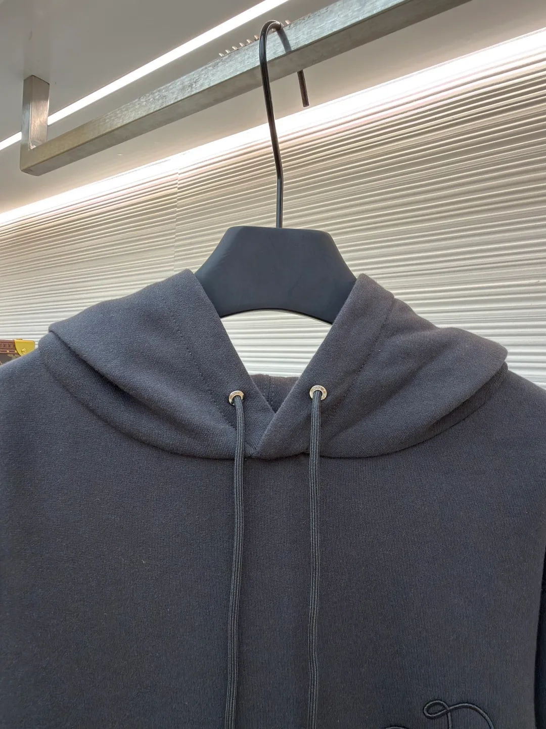 Dior woven satin badge hooded sweatshirt ●Item number: 1681708-A90 ●Material: Cotton pile terry fabric ●Technology: Ribbon letter embroidery production ●Color: gray ●Version: fitted version ●Weight: about 760 grams ●Size: XS-S-M-L ●Description: The pure cotton texture fabric is made of 26-count double yarn + 10-count bottom yarn terry fabric, with a weight of 380g/㎡; it is paired with 21-count 2x2 rib, and the composition is 95% cotton and 5% spandex. The multi-dimensional texture brought by the craftsmanship. The ribbon itself has a silky luster and smooth touch, which is in sharp and high-end contrast with the matte plush feel of the sweatshirt's suede surface. Embroidery decoration in the form of satin ribbons, which are fixed on the fabric through special processing. The texture brought by this process is usually different from the woven texture and slight luster of the main knitted fabric. It forms a delicate and accessible visual and tactile focus on the matte dark gray base, enhancing the craftsmanship, design and uniqueness of the single product. The overall wiring is straight and delicate, the fabric is comfortable and soft, and the color is consistent without color difference. It can be matched with the same style to create a fashionable look and control various occasions. Customized accessories, complete with three standards, same style for men and women!
