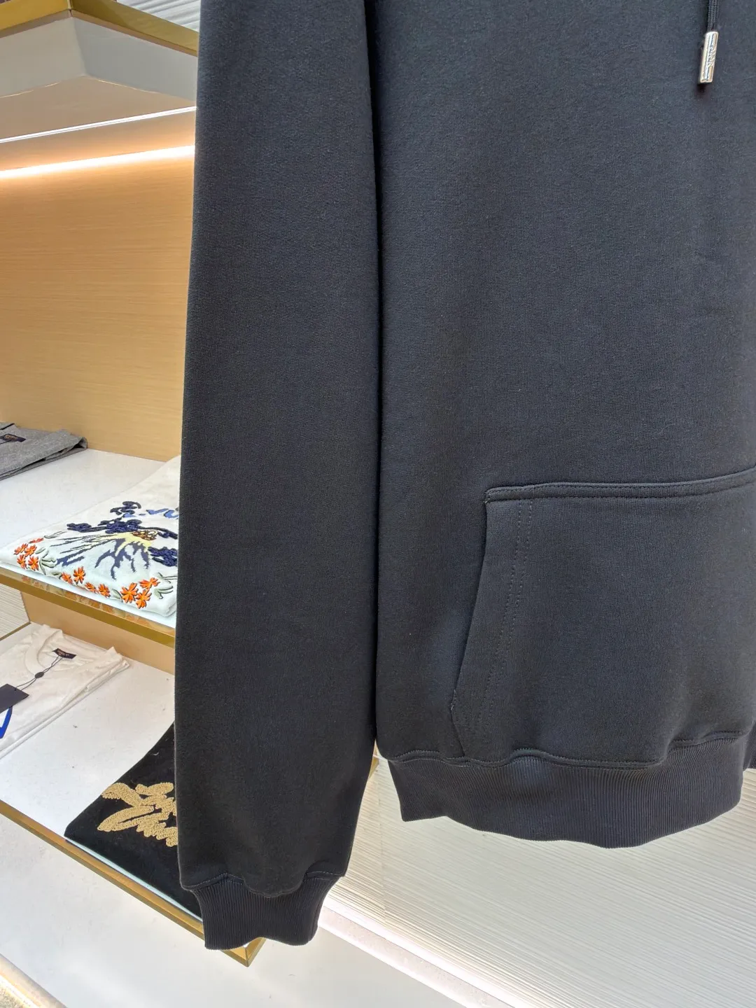 Dior woven satin badge hooded sweatshirt ●Item number: 1681708-A90 ●Material: Cotton pile terry fabric ●Technology: Ribbon letter embroidery production ●Color: gray ●Version: fitted version ●Weight: about 760 grams ●Size: XS-S-M-L ●Description: The pure cotton texture fabric is made of 26-count double yarn + 10-count bottom yarn terry fabric, with a weight of 380g/㎡; it is paired with 21-count 2x2 rib, and the composition is 95% cotton and 5% spandex. The multi-dimensional texture brought by the craftsmanship. The ribbon itself has a silky luster and smooth touch, which is in sharp and high-end contrast with the matte plush feel of the sweatshirt's suede surface. Embroidery decoration in the form of satin ribbons, which are fixed on the fabric through special processing. The texture brought by this process is usually different from the woven texture and slight luster of the main knitted fabric. It forms a delicate and accessible visual and tactile focus on the matte dark gray base, enhancing the craftsmanship, design and uniqueness of the single product. The overall wiring is straight and delicate, the fabric is comfortable and soft, and the color is consistent without color difference. It can be matched with the same style to create a fashionable look and control various occasions. Customized accessories, complete with three standards, same style for men and women!