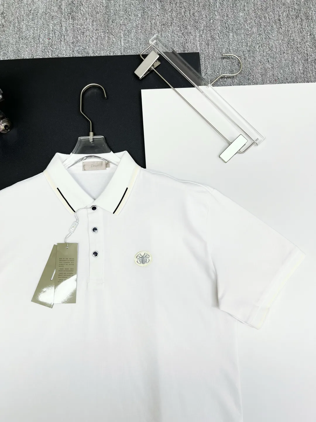 🅿️220 DIOR Dior embroidered new Polo shirt. Original fabric. Official same style. Made of 210 grams of mercerized pique cotton, customized in the same vat. The fabric feels very comfortable and smooth. The version is quite wide and stylish. Produced by a first-line brand factory. Imported Behringer embroidery machine. The embroidery is full and textured. The collar and collar ribs are woven with imported yarn. It will not deform after long-term wear. The latest style for spring and summer. Fashionable and personalized. Super versatile and good-looking. Very suitable for both men and women. A must-have item for everyone. Color: black, white, apricot. Size: M-XXXL