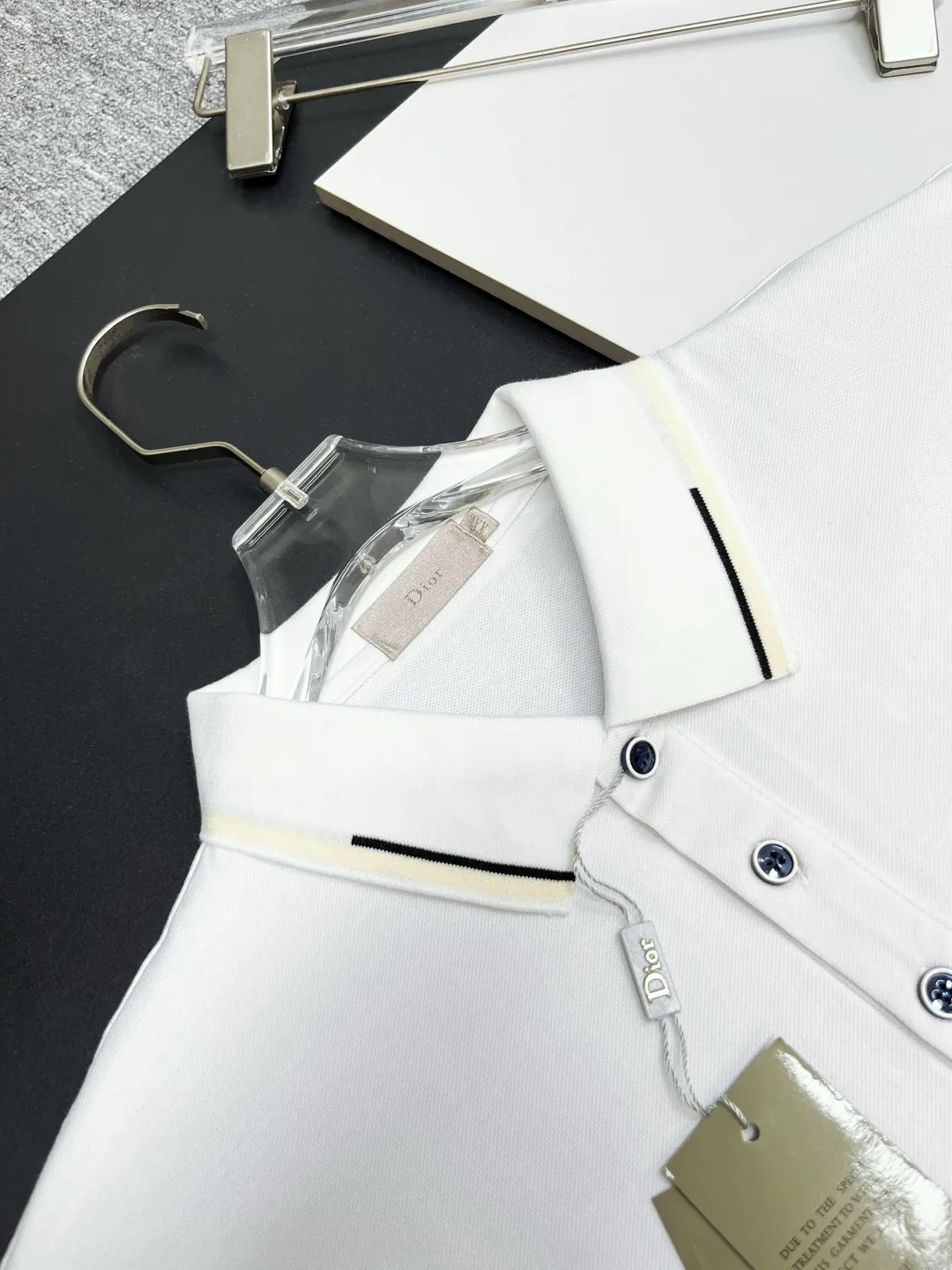 🅿️220 DIOR Dior embroidered new Polo shirt. Original fabric. Official same style. Made of 210 grams of mercerized pique cotton, customized in the same vat. The fabric feels very comfortable and smooth. The version is quite wide and stylish. Produced by a first-line brand factory. Imported Behringer embroidery machine. The embroidery is full and textured. The collar and collar ribs are woven with imported yarn. It will not deform after long-term wear. The latest style for spring and summer. Fashionable and personalized. Super versatile and good-looking. Very suitable for both men and women. A must-have item for everyone. Color: black, white, apricot. Size: M-XXXL