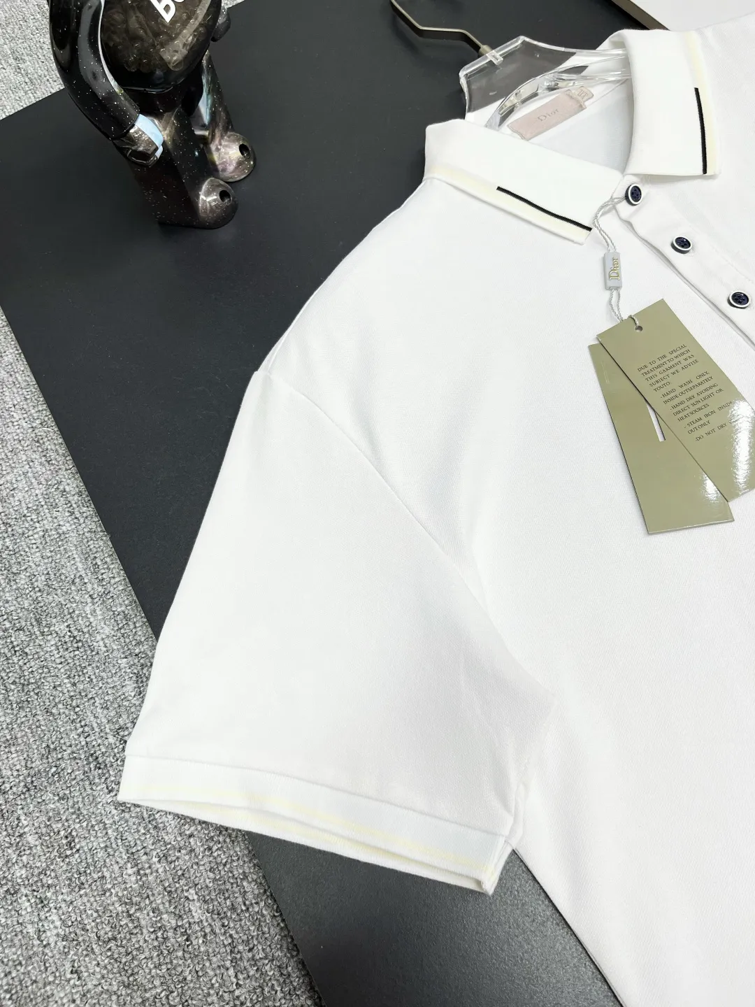 🅿️220 DIOR Dior embroidered new Polo shirt. Original fabric. Official same style. Made of 210 grams of mercerized pique cotton, customized in the same vat. The fabric feels very comfortable and smooth. The version is quite wide and stylish. Produced by a first-line brand factory. Imported Behringer embroidery machine. The embroidery is full and textured. The collar and collar ribs are woven with imported yarn. It will not deform after long-term wear. The latest style for spring and summer. Fashionable and personalized. Super versatile and good-looking. Very suitable for both men and women. A must-have item for everyone. Color: black, white, apricot. Size: M-XXXL