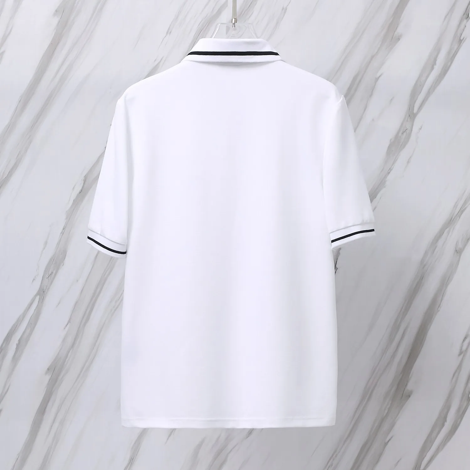 🅿️190 Item No. D41 (Dior classic little bee logo embroidered POLO shirt) Dior Dior 24ss new little bee letter embroidered logo lapel polo shirt short-sleeved T-shirt. The counter restores the top replica for men and women. The own factory style is very good, business commuting, classic POLO lapel design, classic small logo embroidery design on the chest highlights personality, making the entire line smoother, the most classic evergreen small logo design Exquisite embroidered logo design on the chest, pure cotton texture that is skin-friendly and comfortable. Suitable for both business and leisure. The piqué cotton fabric is more breathable and dry than ordinary knitted fabrics. 3D three-dimensional tailoring technology, the upper body is three-dimensional. The embroidery on the chest is full of details, and the embroidery with thousands of needles is three-dimensional and full. It is made of 240 grams of pure cotton piqué fabric and customized buttons. Top quality product. Color: White Size: S/M/L/XL
