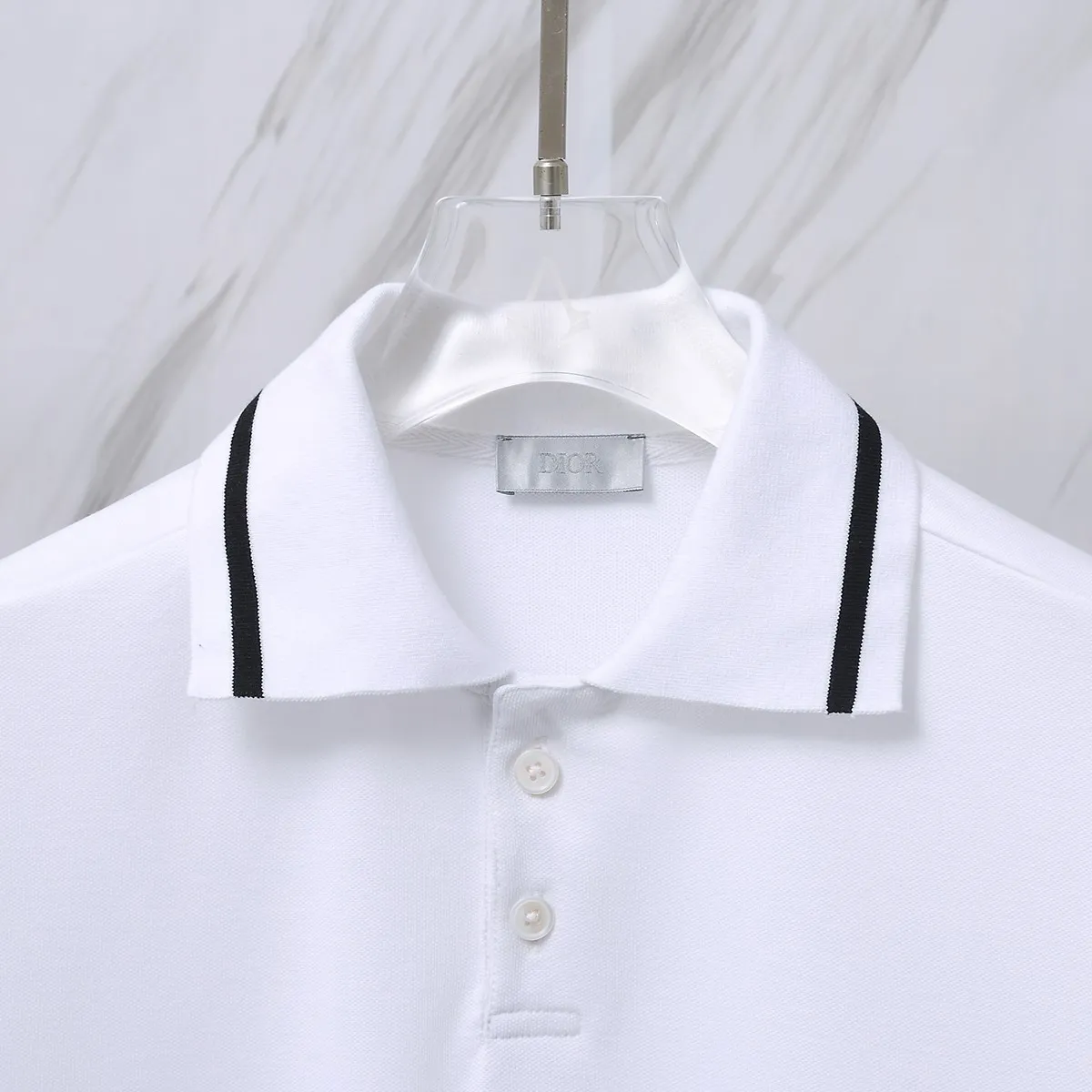 🅿️190 Item No. D41 (Dior classic little bee logo embroidered POLO shirt) Dior Dior 24ss new little bee letter embroidered logo lapel polo shirt short-sleeved T-shirt. The counter restores the top replica for men and women. The own factory style is very good, business commuting, classic POLO lapel design, classic small logo embroidery design on the chest highlights personality, making the entire line smoother, the most classic evergreen small logo design Exquisite embroidered logo design on the chest, pure cotton texture that is skin-friendly and comfortable. Suitable for both business and leisure. The piqué cotton fabric is more breathable and dry than ordinary knitted fabrics. 3D three-dimensional tailoring technology, the upper body is three-dimensional. The embroidery on the chest is full of details, and the embroidery with thousands of needles is three-dimensional and full. It is made of 240 grams of pure cotton piqué fabric and customized buttons. Top quality product. Color: White Size: S/M/L/XL