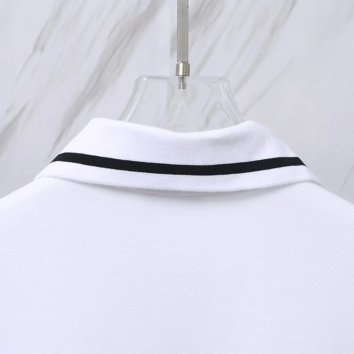 🅿️190 Item No. D41 (Dior classic little bee logo embroidered POLO shirt) Dior Dior 24ss new little bee letter embroidered logo lapel polo shirt short-sleeved T-shirt. The counter restores the top replica for men and women. The own factory style is very good, business commuting, classic POLO lapel design, classic small logo embroidery design on the chest highlights personality, making the entire line smoother, the most classic evergreen small logo design Exquisite embroidered logo design on the chest, pure cotton texture that is skin-friendly and comfortable. Suitable for both business and leisure. The piqué cotton fabric is more breathable and dry than ordinary knitted fabrics. 3D three-dimensional tailoring technology, the upper body is three-dimensional. The embroidery on the chest is full of details, and the embroidery with thousands of needles is three-dimensional and full. It is made of 240 grams of pure cotton piqué fabric and customized buttons. Top quality product. Color: White Size: S/M/L/XL