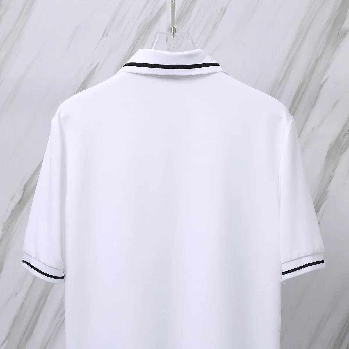 🅿️190 Item No. D41 (Dior classic little bee logo embroidered POLO shirt) Dior Dior 24ss new little bee letter embroidered logo lapel polo shirt short-sleeved T-shirt. The counter restores the top replica for men and women. The own factory style is very good, business commuting, classic POLO lapel design, classic small logo embroidery design on the chest highlights personality, making the entire line smoother, the most classic evergreen small logo design Exquisite embroidered logo design on the chest, pure cotton texture that is skin-friendly and comfortable. Suitable for both business and leisure. The piqué cotton fabric is more breathable and dry than ordinary knitted fabrics. 3D three-dimensional tailoring technology, the upper body is three-dimensional. The embroidery on the chest is full of details, and the embroidery with thousands of needles is three-dimensional and full. It is made of 240 grams of pure cotton piqué fabric and customized buttons. Top quality product. Color: White Size: S/M/L/XL