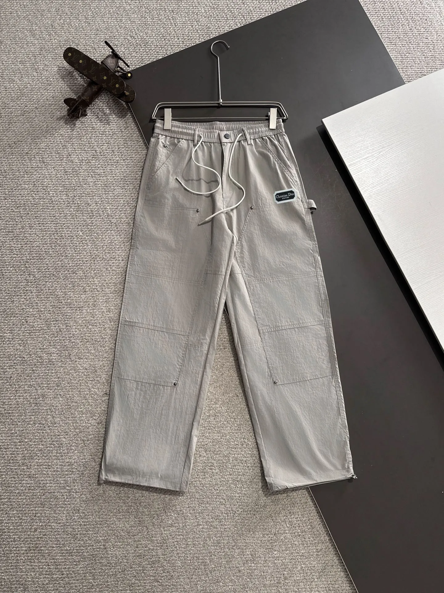 🅿️380 next day shipping Dior 2025 spring and summer new elastic band casual pants, thin counter custom fabrics, high breathability and comfort, impeccable details, brand element design concept, reflecting high quality. It feels delicate and soft! It presents a casual cut and the upper body shape is great! Size: M-4XL