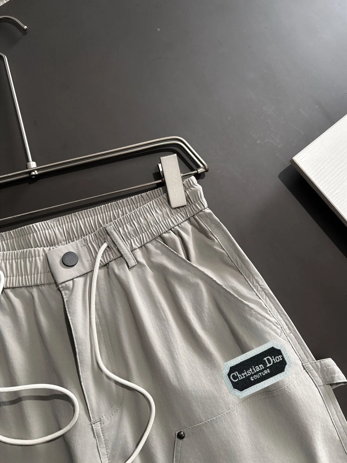 🅿️380 next day shipping Dior 2025 spring and summer new elastic band casual pants, thin counter custom fabrics, high breathability and comfort, impeccable details, brand element design concept, reflecting high quality. It feels delicate and soft! It presents a casual cut and the upper body shape is great! Size: M-4XL