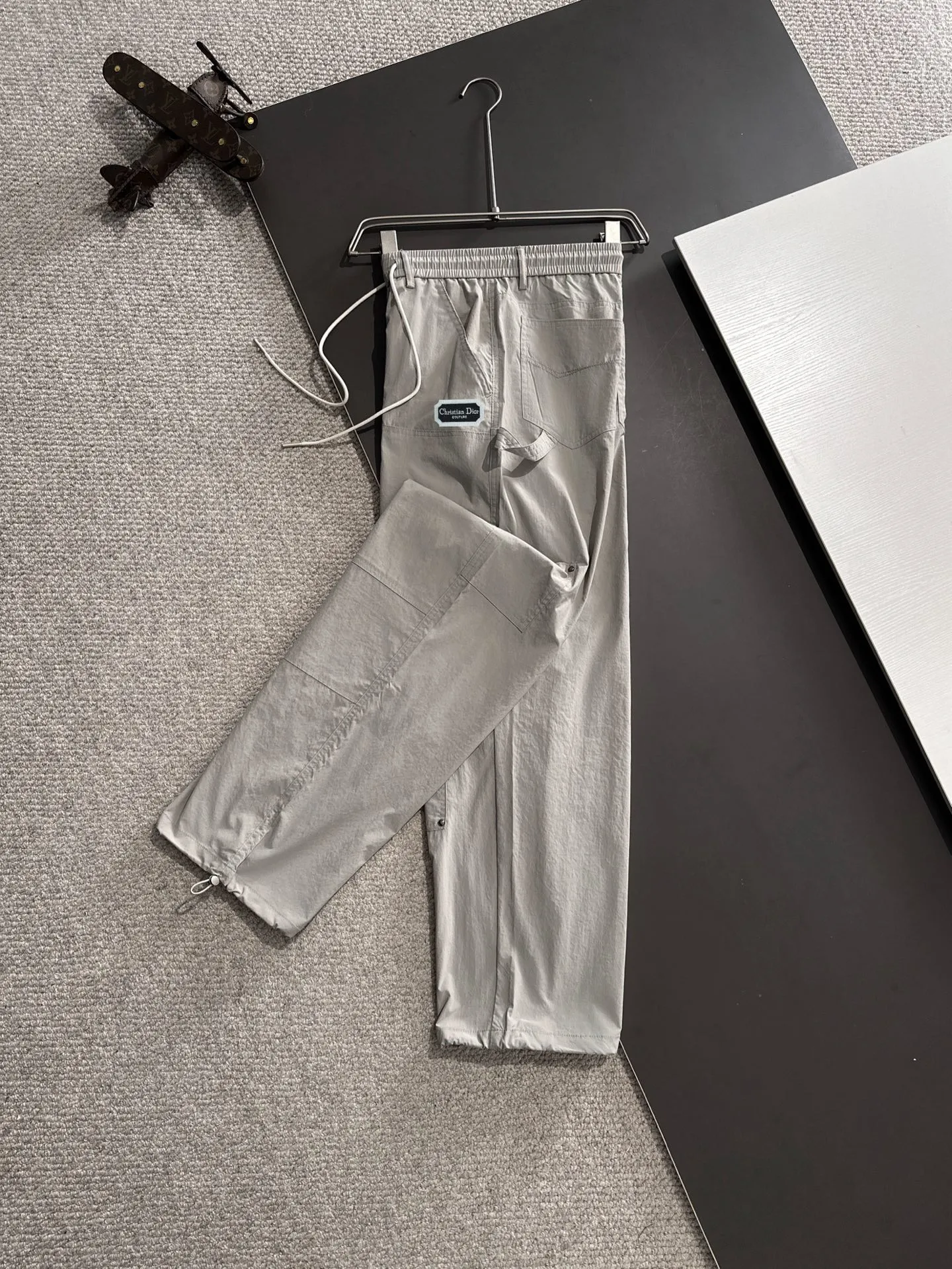 🅿️380 next day shipping Dior 2025 spring and summer new elastic band casual pants, thin counter custom fabrics, high breathability and comfort, impeccable details, brand element design concept, reflecting high quality. It feels delicate and soft! It presents a casual cut and the upper body shape is great! Size: M-4XL
