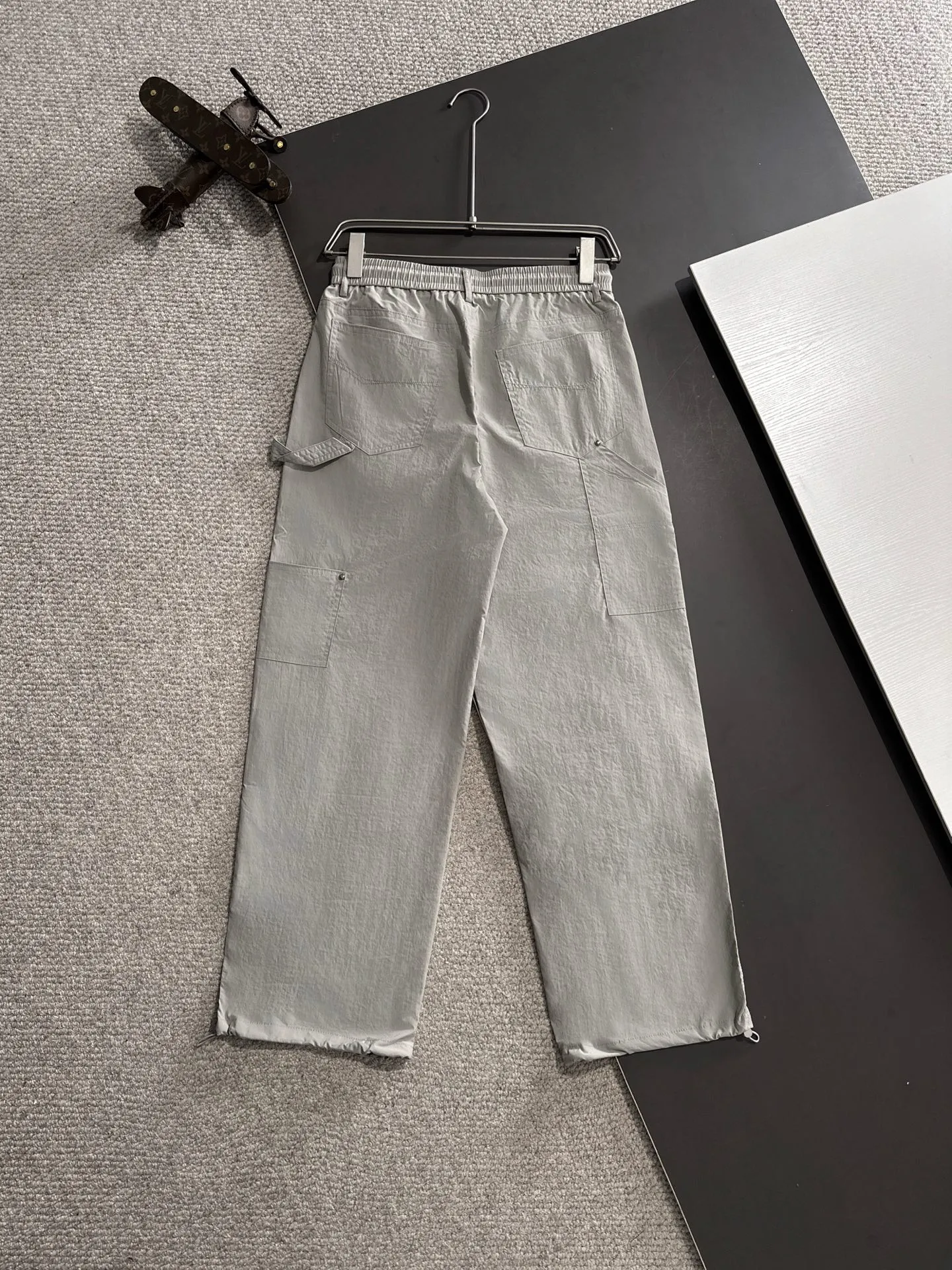 🅿️380 next day shipping Dior 2025 spring and summer new elastic band casual pants, thin counter custom fabrics, high breathability and comfort, impeccable details, brand element design concept, reflecting high quality. It feels delicate and soft! It presents a casual cut and the upper body shape is great! Size: M-4XL