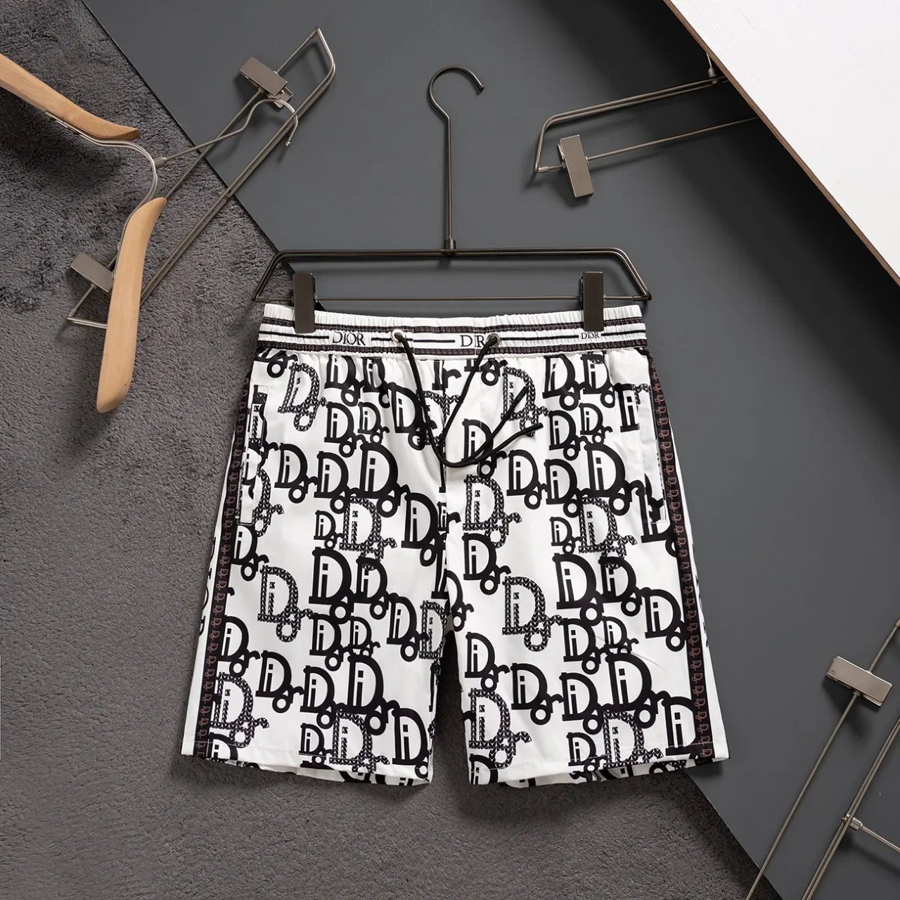 🅿️130 #V2439 [Replenishment all year round] Dior's new classic casual beach shorts, classic plaid quick-drying three-quarter pants, the same style for men and women, the fabric is made of polyester fiber, which is stain-resistant and wrinkle-resistant, the most suitable material for going out in summer! It is guaranteed to be cool and comfortable enough at the same time. It is super stylish when you wear it casually. You can clearly see the texture when you look at the photos. It is not the general market material that can seduce a person who wants to go on vacation in a minute. It has pockets on both sides and a drawstring at the waist. It is a very practical design. The workmanship, details and fit are impeccable. It can be worn as casual pants or beach pants. It is a must-have for beach vacations, home leisure, gym equipment, morning running and night running. It is practical and functional. Color: White Black Size: M-XXXL