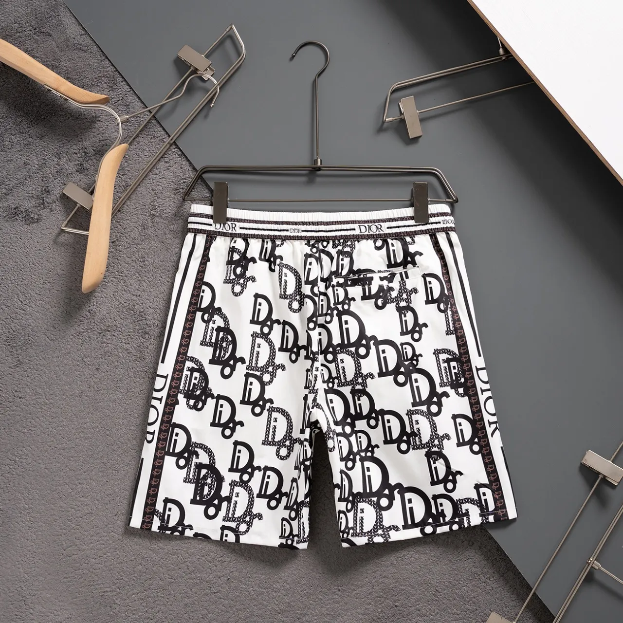 🅿️130 #V2439 [Replenishment all year round] Dior's new classic casual beach shorts, classic plaid quick-drying three-quarter pants, the same style for men and women, the fabric is made of polyester fiber, which is stain-resistant and wrinkle-resistant, the most suitable material for going out in summer! It is guaranteed to be cool and comfortable enough at the same time. It is super stylish when you wear it casually. You can clearly see the texture when you look at the photos. It is not the general market material that can seduce a person who wants to go on vacation in a minute. It has pockets on both sides and a drawstring at the waist. It is a very practical design. The workmanship, details and fit are impeccable. It can be worn as casual pants or beach pants. It is a must-have for beach vacations, home leisure, gym equipment, morning running and night running. It is practical and functional. Color: White Black Size: M-XXXL