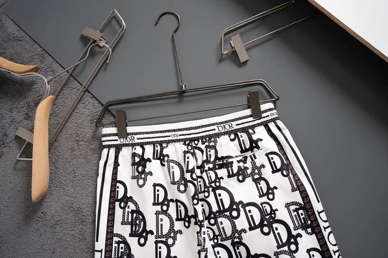 🅿️130 #V2439 [Replenishment all year round] Dior's new classic casual beach shorts, classic plaid quick-drying three-quarter pants, the same style for men and women, the fabric is made of polyester fiber, which is stain-resistant and wrinkle-resistant, the most suitable material for going out in summer! It is guaranteed to be cool and comfortable enough at the same time. It is super stylish when you wear it casually. You can clearly see the texture when you look at the photos. It is not the general market material that can seduce a person who wants to go on vacation in a minute. It has pockets on both sides and a drawstring at the waist. It is a very practical design. The workmanship, details and fit are impeccable. It can be worn as casual pants or beach pants. It is a must-have for beach vacations, home leisure, gym equipment, morning running and night running. It is practical and functional. Color: White Black Size: M-XXXL