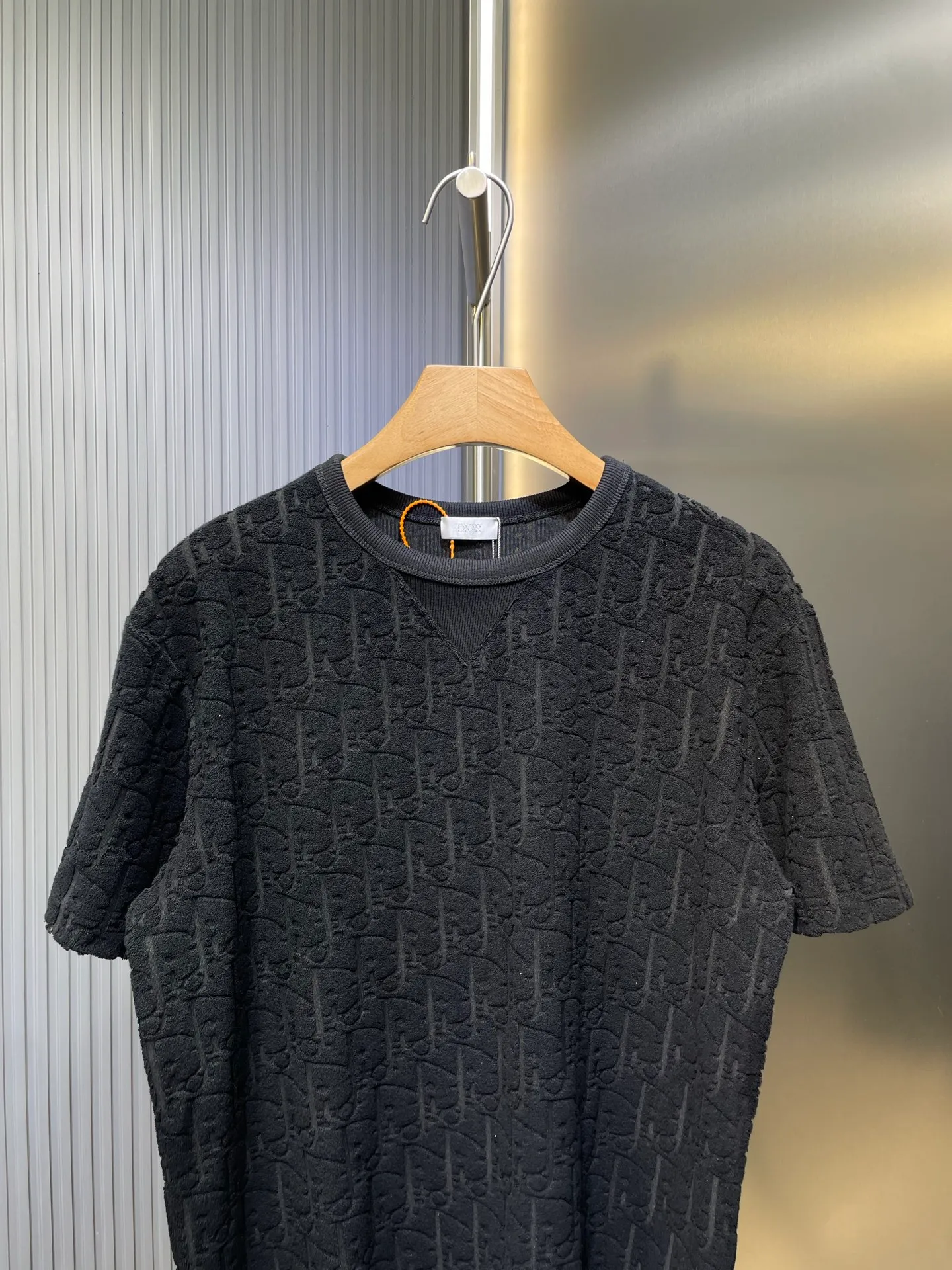 🅿️280 dior🌟【Top replica】All-over printed terry short sleeves Process description: Custom-woven and dyed pure cotton 100% jacquard material oblique presbyopic pattern fabric Weight 300g Positioning pattern Positioning tailoring Every piece is in the same position Jacquard cotton towel material Dark pattern Heavy feel The overall wiring is straight and delicate, the fabric is comfortable and soft, the color is consistent and no color difference It can be matched with the same style to create a fashionable look, and can be used in various occasions. Customized accessories, complete with three standards, same style for men and women! size：s-xl