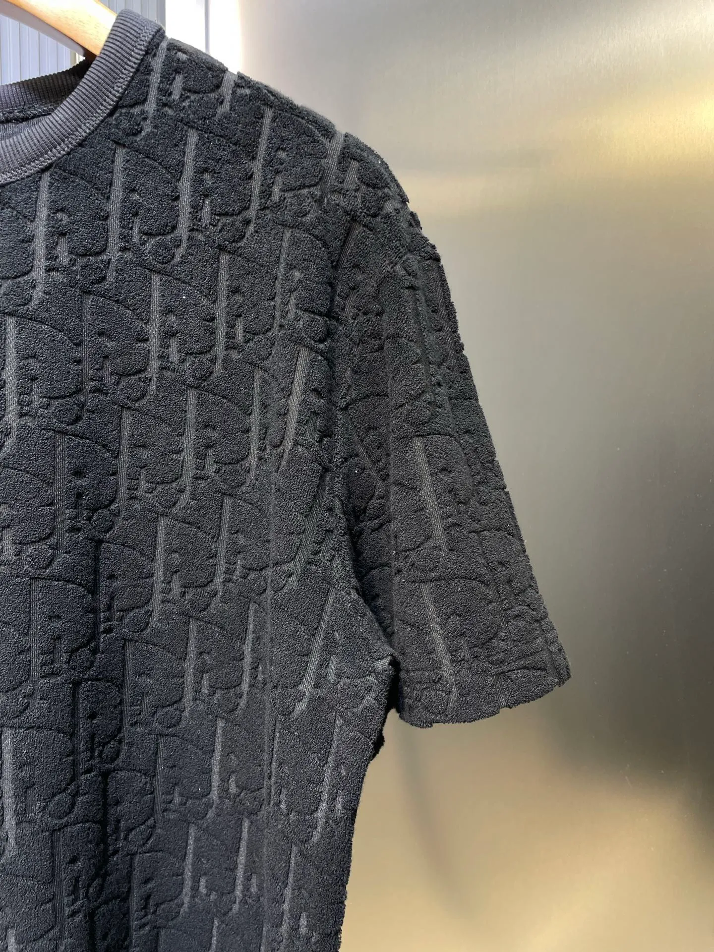 🅿️280 dior🌟【Top replica】All-over printed terry short sleeves Process description: Custom-woven and dyed pure cotton 100% jacquard material oblique presbyopic pattern fabric Weight 300g Positioning pattern Positioning tailoring Every piece is in the same position Jacquard cotton towel material Dark pattern Heavy feel The overall wiring is straight and delicate, the fabric is comfortable and soft, the color is consistent and no color difference It can be matched with the same style to create a fashionable look, and can be used in various occasions. Customized accessories, complete with three standards, same style for men and women! size：s-xl