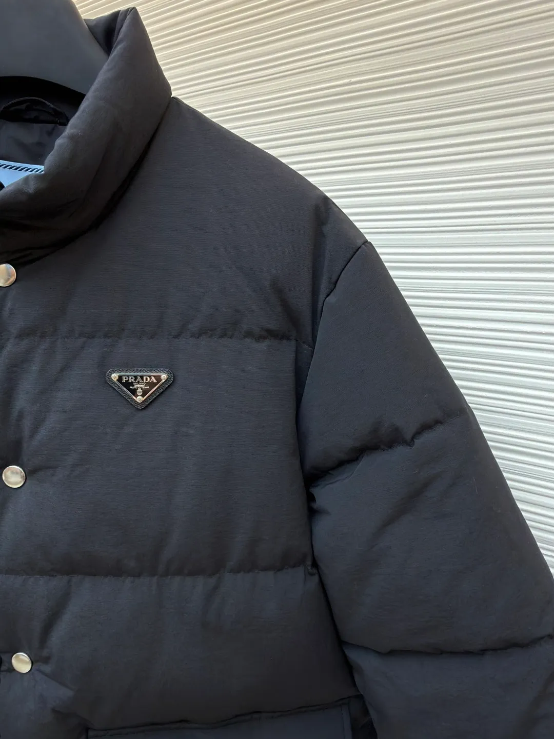 Prada triangle logo basic down jacket ●Original version: purchased and developed by 23122 ●Item number: 1681859-D15 ●Fabric: white duck down fabric ●Technology: mechanical down filling ●Color: black ●Version: fitted version ●Weight: about 1060 grams ●Size: S-M-L-XL ●Description: It is made of extremely fine nylon yarn and is woven in a high-density manner. The number of yarns per unit area is large, and the gaps between the yarns are very small, which can effectively block the penetration of cold wind. The fine weave keeps it lightweight and soft to the touch, physically restricting the lightweight down fibers from slipping through the gaps. Nylon fiber itself has good wear resistance and is not easy to snag, which significantly extends its service life and can easily cope with the needs of multiple scenarios. The lining is made of high-density weaving of 100% polyester fiber, with a thickness of 0.08mm to avoid increasing the overall weight and making it smooth to wear. The high-density weaving structure forms a wind resistance layer to protect the thermal efficiency of the thermal layer from loss. It can withstand the expansion pressure of down and prevent deformation and damage after long-term use. Each buckle is suspended independently, and in the carefully controlled current and solution, a 360-degree uniform coating without dead ends is achieved, which has stronger wear resistance and corrosion resistance. The interior is filled with 90% of the new national standard white duck down, with a filling capacity of up to 280 grams. The down is full and fluffy, and has excellent temperature locking performance. It is light and weightless, but can withstand the cold wind, making walking in winter as smooth as spring. The overall wiring is straight and delicate, the fabric is comfortable and soft, and the color is consistent without color difference. It can be matched with the same style to create a fashionable look and control various occasions. Customized accessories, complete with three standards, same style for men and women!