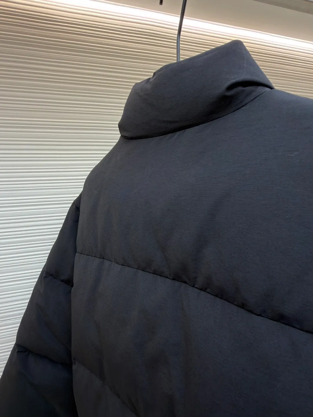 Prada triangle logo basic down jacket ●Original version: purchased and developed by 23122 ●Item number: 1681859-D15 ●Fabric: white duck down fabric ●Technology: mechanical down filling ●Color: black ●Version: fitted version ●Weight: about 1060 grams ●Size: S-M-L-XL ●Description: It is made of extremely fine nylon yarn and is woven in a high-density manner. The number of yarns per unit area is large, and the gaps between the yarns are very small, which can effectively block the penetration of cold wind. The fine weave keeps it lightweight and soft to the touch, physically restricting the lightweight down fibers from slipping through the gaps. Nylon fiber itself has good wear resistance and is not easy to snag, which significantly extends its service life and can easily cope with the needs of multiple scenarios. The lining is made of high-density weaving of 100% polyester fiber, with a thickness of 0.08mm to avoid increasing the overall weight and making it smooth to wear. The high-density weaving structure forms a wind resistance layer to protect the thermal efficiency of the thermal layer from loss. It can withstand the expansion pressure of down and prevent deformation and damage after long-term use. Each buckle is suspended independently, and in the carefully controlled current and solution, a 360-degree uniform coating without dead ends is achieved, which has stronger wear resistance and corrosion resistance. The interior is filled with 90% of the new national standard white duck down, with a filling capacity of up to 280 grams. The down is full and fluffy, and has excellent temperature locking performance. It is light and weightless, but can withstand the cold wind, making walking in winter as smooth as spring. The overall wiring is straight and delicate, the fabric is comfortable and soft, and the color is consistent without color difference. It can be matched with the same style to create a fashionable look and control various occasions. Customized accessories, complete with three standards, same style for men and women!