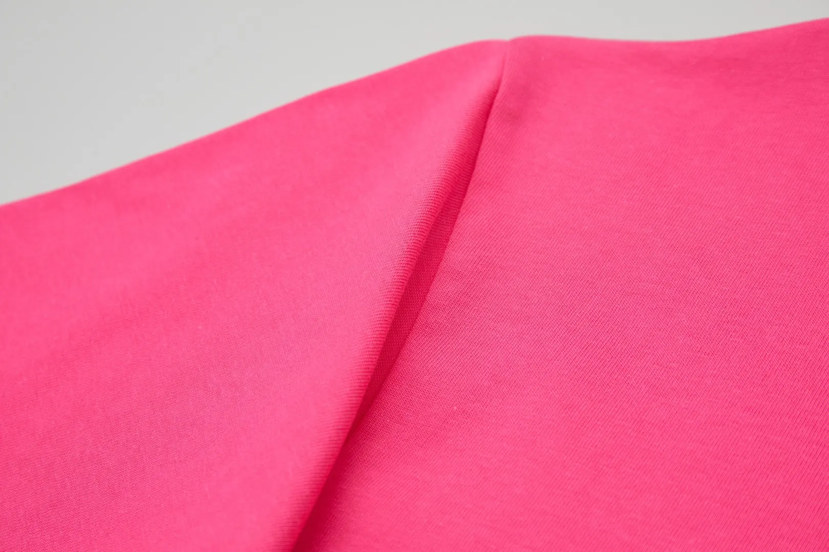 🅿️220 ✨DIO✨🆕25SS spring and summer new style Classic logo co-branded short-sleeved light luxury essential item for daily commuting for men and women Correct version Welcome to compare Detailed features · 260g 100% pure cotton double yarn jersey fabric · Custom dyed in the same cylinder, special thickened 32 double-strand 1X1 threads · Double-needle stitching cross-stitching process · Original main mark, washed tag, brand moisture-proof paper packaging Color: wine purple/black/military green/white/cyan/pink/ Size: S/M/L/XL