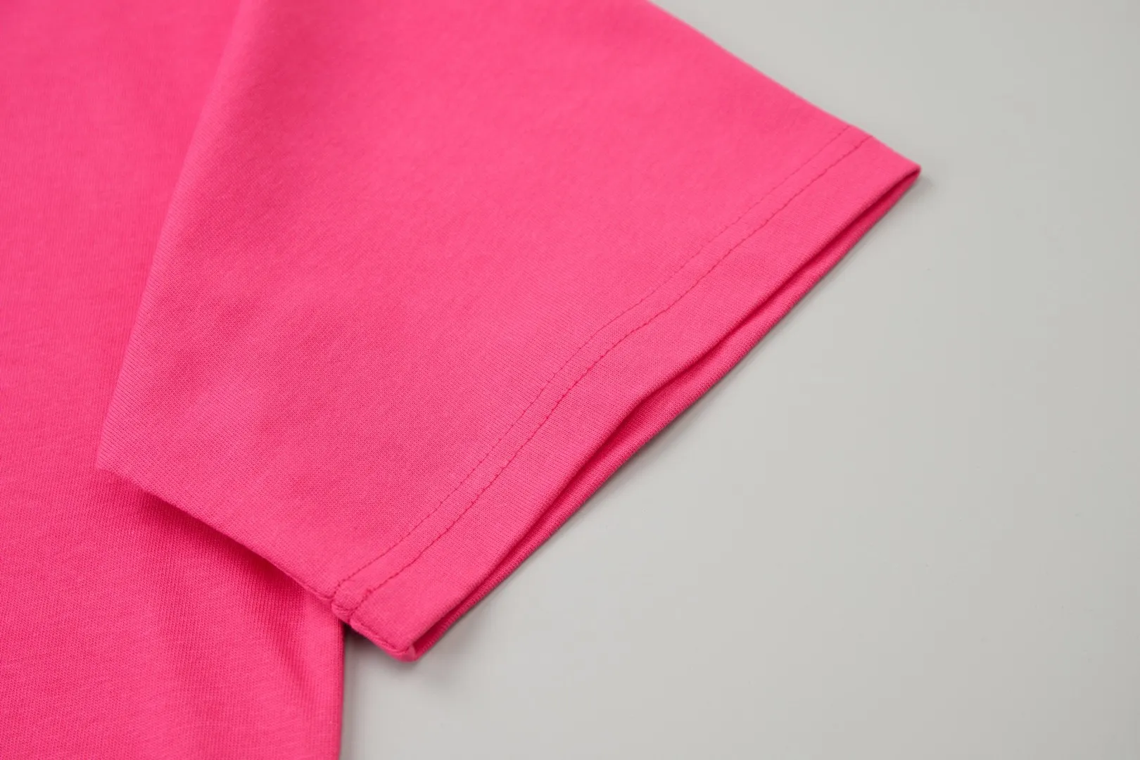 🅿️220 ✨DIO✨🆕25SS spring and summer new style Classic logo co-branded short-sleeved light luxury essential item for daily commuting for men and women Correct version Welcome to compare Detailed features · 260g 100% pure cotton double yarn jersey fabric · Custom dyed in the same cylinder, special thickened 32 double-strand 1X1 threads · Double-needle stitching cross-stitching process · Original main mark, washed tag, brand moisture-proof paper packaging Color: wine purple/black/military green/white/cyan/pink/ Size: S/M/L/XL