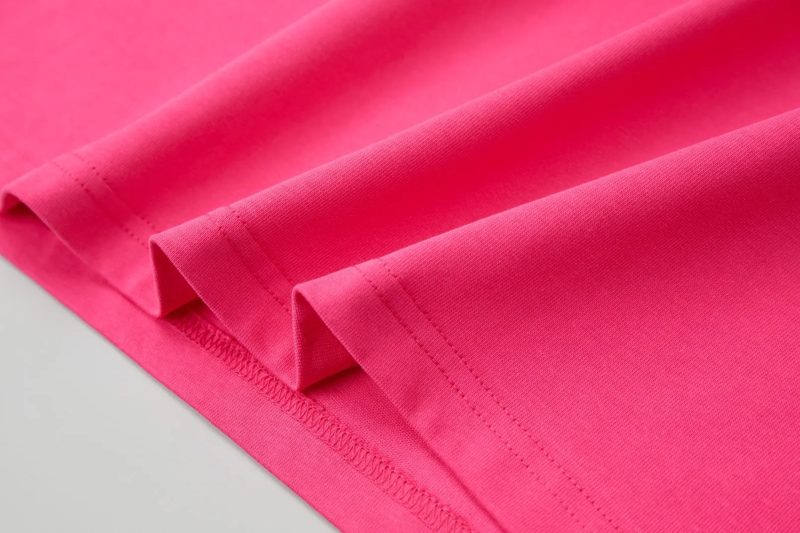 🅿️220 ✨DIO✨🆕25SS spring and summer new style Classic logo co-branded short-sleeved light luxury essential item for daily commuting for men and women Correct version Welcome to compare Detailed features · 260g 100% pure cotton double yarn jersey fabric · Custom dyed in the same cylinder, special thickened 32 double-strand 1X1 threads · Double-needle stitching cross-stitching process · Original main mark, washed tag, brand moisture-proof paper packaging Color: wine purple/black/military green/white/cyan/pink/ Size: S/M/L/XL