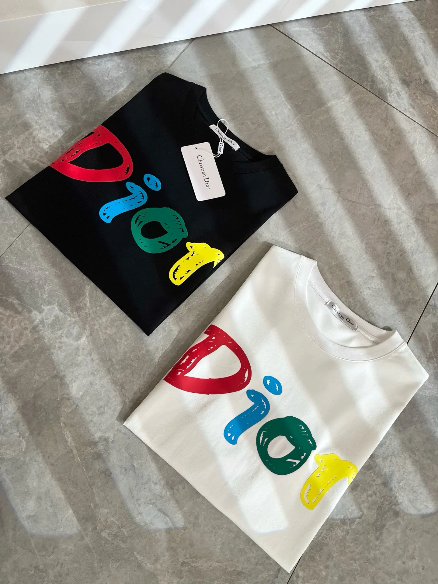 🅿️190 Dior’s 2025 spring and summer new men’s and women’s short-sleeved T-shirts, available at counters simultaneously! Customized exclusive 260g pure cotton fabric, customized original craft thread, and chest logo pattern printing craft design! Simple and elegant, easy to match and versatile, extremely high-grade, perfectly integrated into fashion and style, it is a top-notch fashionable style that is perfect for outer wear! The whole thing gives people a natural feeling! The ultimate classic and versatile short-sleeved T-shirt, designed with the latest three-dimensional letter logo laminated elements! The ultimate heavy work, the ultimate perfection! Fans who pursue high quality should rush to buy it by themselves, and we sincerely invite all fans who know the goods to appreciate this model together! ! Color: Black White Size: S-XXL