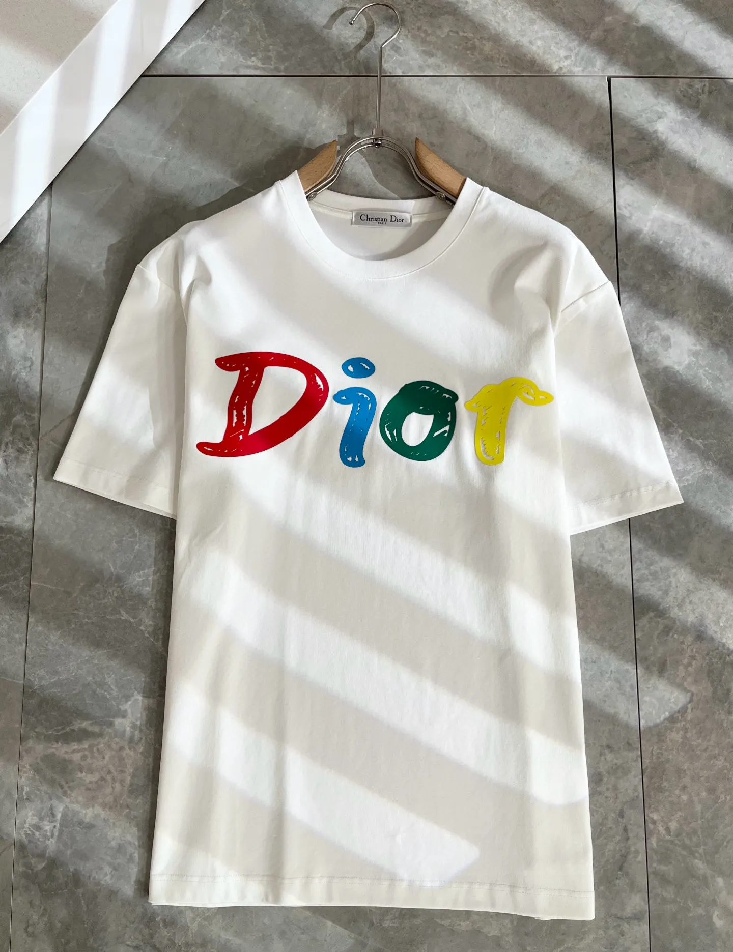 🅿️190 Dior’s 2025 spring and summer new men’s and women’s short-sleeved T-shirts, available at counters simultaneously! Customized exclusive 260g pure cotton fabric, customized original craft thread, and chest logo pattern printing craft design! Simple and elegant, easy to match and versatile, extremely high-grade, perfectly integrated into fashion and style, it is a top-notch fashionable style that is perfect for outer wear! The whole thing gives people a natural feeling! The ultimate classic and versatile short-sleeved T-shirt, designed with the latest three-dimensional letter logo laminated elements! The ultimate heavy work, the ultimate perfection! Fans who pursue high quality should rush to buy it by themselves, and we sincerely invite all fans who know the goods to appreciate this model together! ! Color: Black White Size: S-XXL