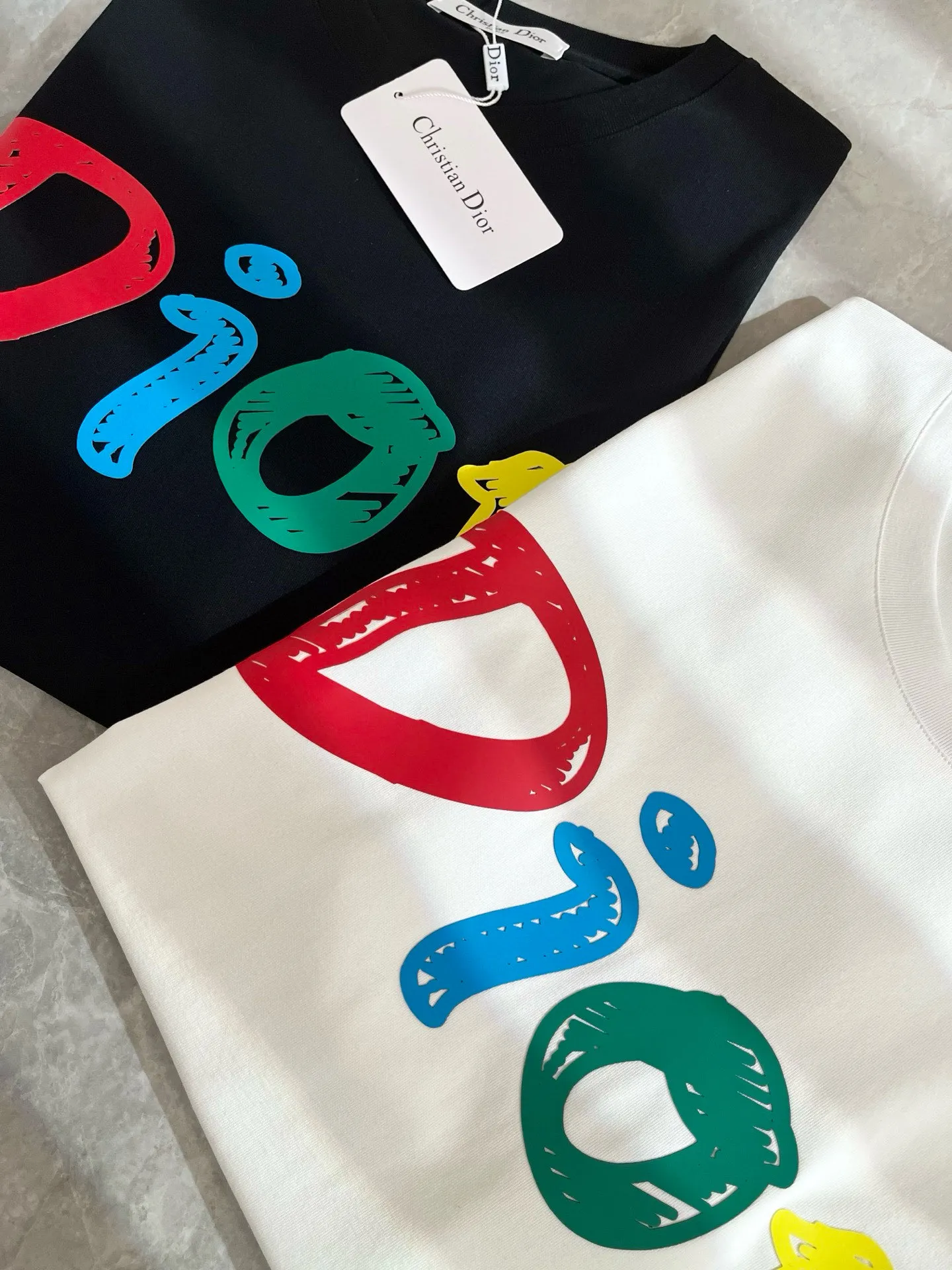 🅿️190 Dior’s 2025 spring and summer new men’s and women’s short-sleeved T-shirts, available at counters simultaneously! Customized exclusive 260g pure cotton fabric, customized original craft thread, and chest logo pattern printing craft design! Simple and elegant, easy to match and versatile, extremely high-grade, perfectly integrated into fashion and style, it is a top-notch fashionable style that is perfect for outer wear! The whole thing gives people a natural feeling! The ultimate classic and versatile short-sleeved T-shirt, designed with the latest three-dimensional letter logo laminated elements! The ultimate heavy work, the ultimate perfection! Fans who pursue high quality should rush to buy it by themselves, and we sincerely invite all fans who know the goods to appreciate this model together! ! Color: Black White Size: S-XXL