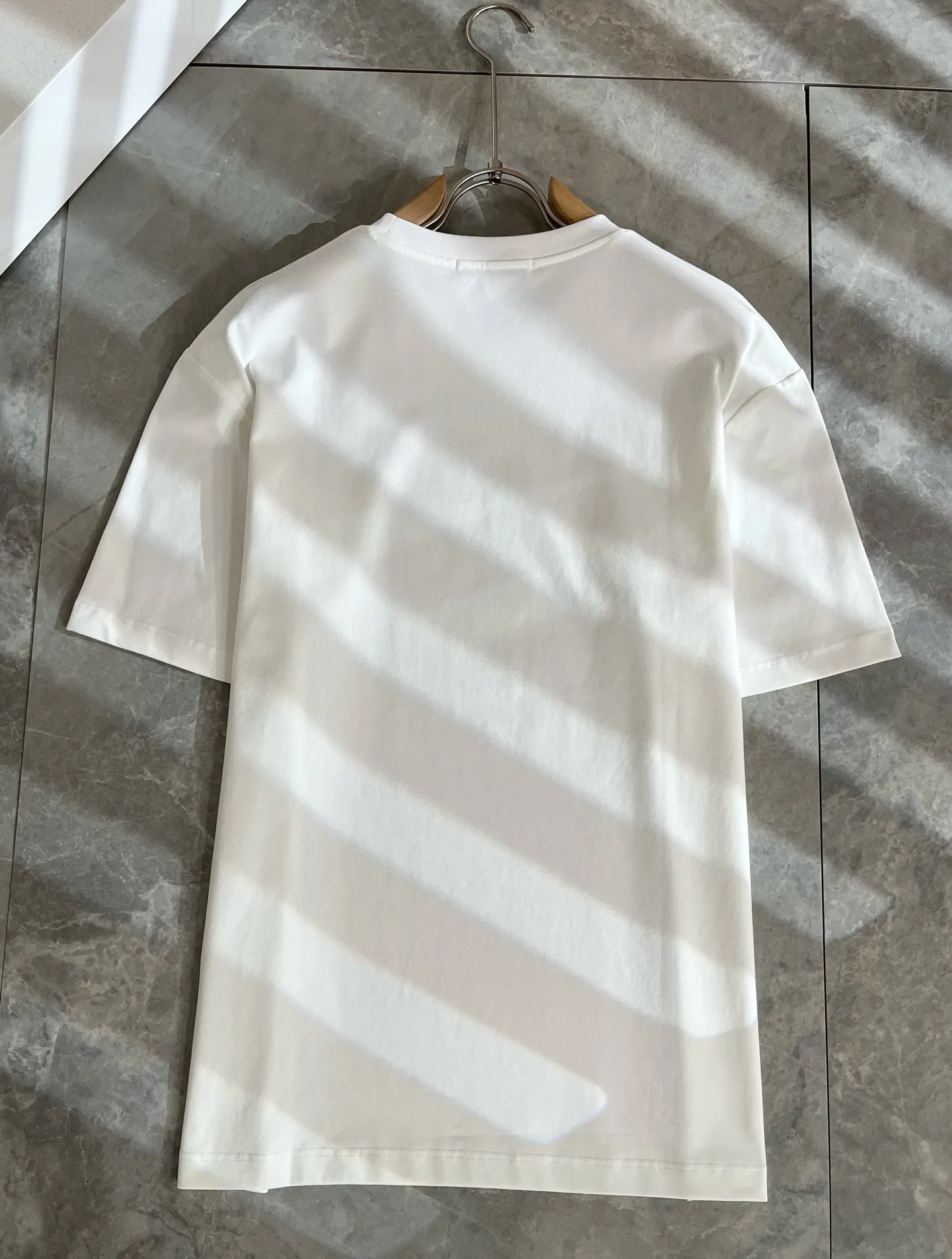🅿️190 Dior’s 2025 spring and summer new men’s and women’s short-sleeved T-shirts, available at counters simultaneously! Customized exclusive 260g pure cotton fabric, customized original craft thread, and chest logo pattern printing craft design! Simple and elegant, easy to match and versatile, extremely high-grade, perfectly integrated into fashion and style, it is a top-notch fashionable style that is perfect for outer wear! The whole thing gives people a natural feeling! The ultimate classic and versatile short-sleeved T-shirt, designed with the latest three-dimensional letter logo laminated elements! The ultimate heavy work, the ultimate perfection! Fans who pursue high quality should rush to buy it by themselves, and we sincerely invite all fans who know the goods to appreciate this model together! ! Color: Black White Size: S-XXL