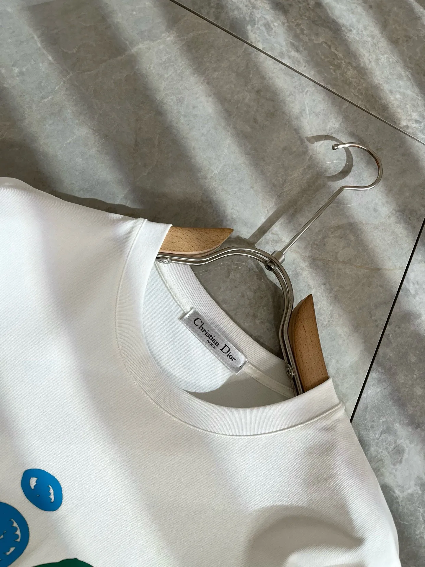 🅿️190 Dior’s 2025 spring and summer new men’s and women’s short-sleeved T-shirts, available at counters simultaneously! Customized exclusive 260g pure cotton fabric, customized original craft thread, and chest logo pattern printing craft design! Simple and elegant, easy to match and versatile, extremely high-grade, perfectly integrated into fashion and style, it is a top-notch fashionable style that is perfect for outer wear! The whole thing gives people a natural feeling! The ultimate classic and versatile short-sleeved T-shirt, designed with the latest three-dimensional letter logo laminated elements! The ultimate heavy work, the ultimate perfection! Fans who pursue high quality should rush to buy it by themselves, and we sincerely invite all fans who know the goods to appreciate this model together! ! Color: Black White Size: S-XXL
