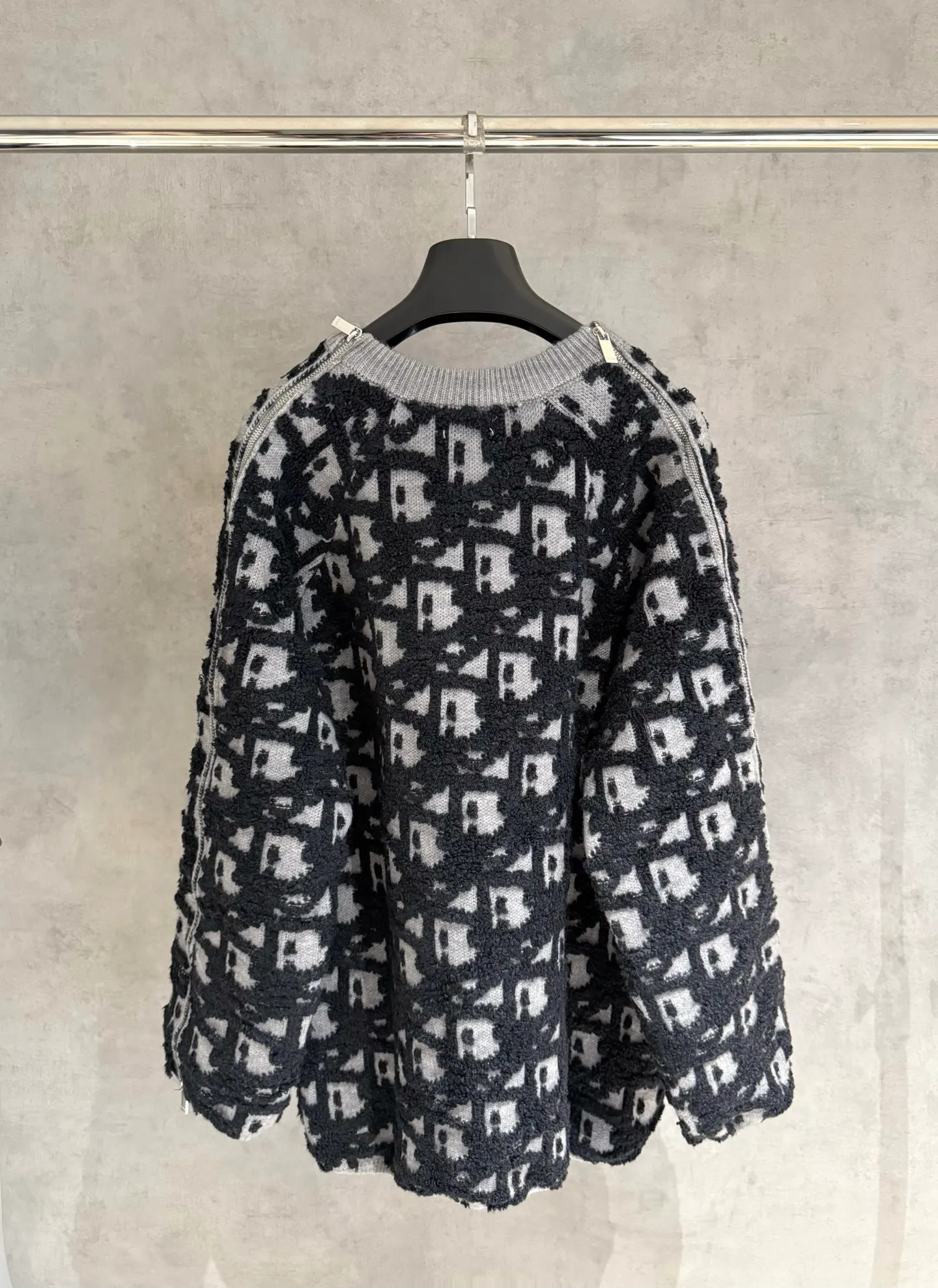 🅿️580 [Strict quality control] Dio* Dior wool blend round neck long-sleeved sweater. This sweater is new for autumn 2025 and displays the iconic Dior twill pattern. It is made of cotton-wool blend jacquard fabric and is printed with the Dior twill pattern in contrasting yarns. Wear it with a pair of tailored trousers in a coordinating tone for an elegant look, or pair it with a pair of jeans for a more casual look. Color: black/white/black gray/blue and white 4 colors Size: M-2XL Same style for men and women