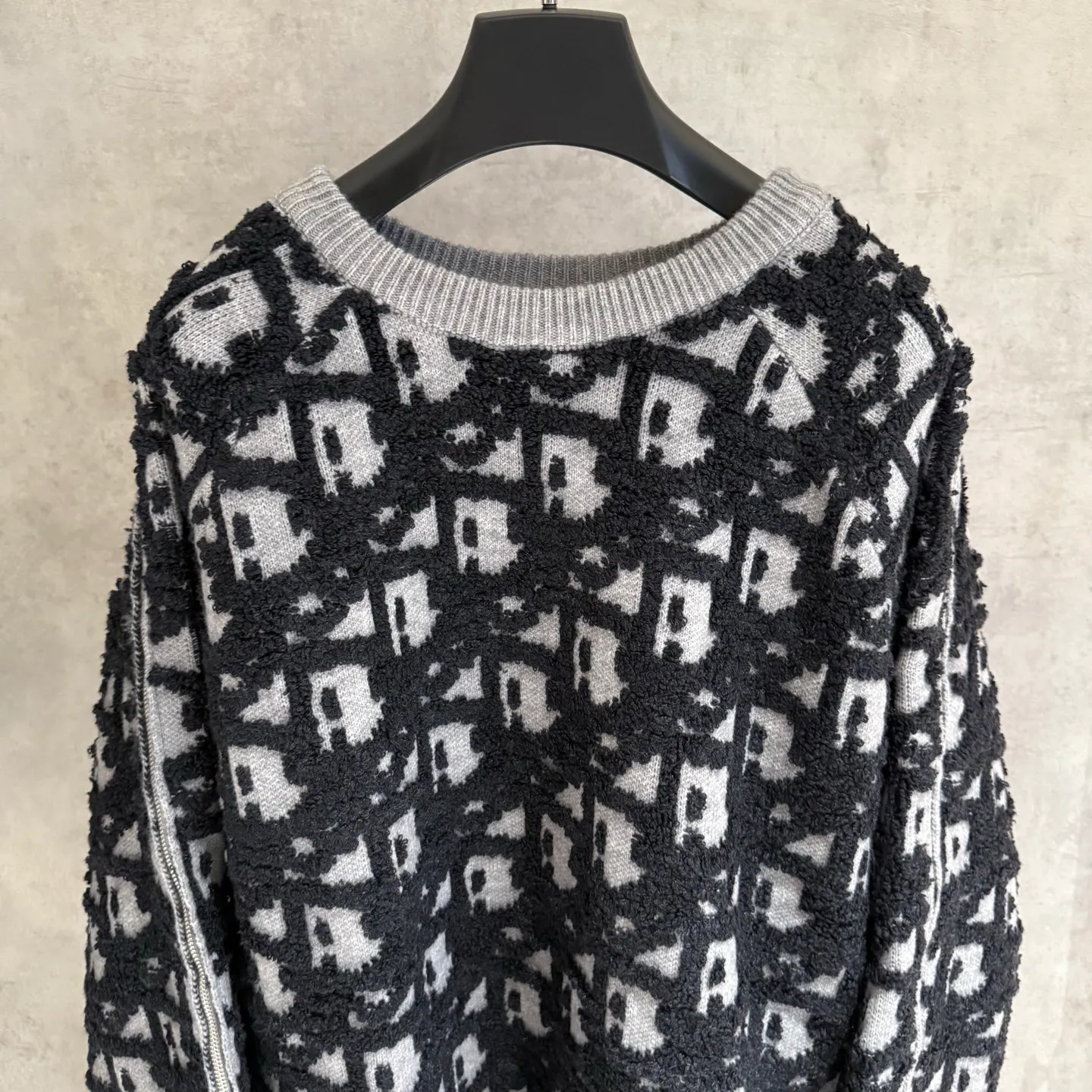 🅿️580 [Strict quality control] Dio* Dior wool blend round neck long-sleeved sweater. This sweater is new for autumn 2025 and displays the iconic Dior twill pattern. It is made of cotton-wool blend jacquard fabric and is printed with the Dior twill pattern in contrasting yarns. Wear it with a pair of tailored trousers in a coordinating tone for an elegant look, or pair it with a pair of jeans for a more casual look. Color: black/white/black gray/blue and white 4 colors Size: M-2XL Same style for men and women