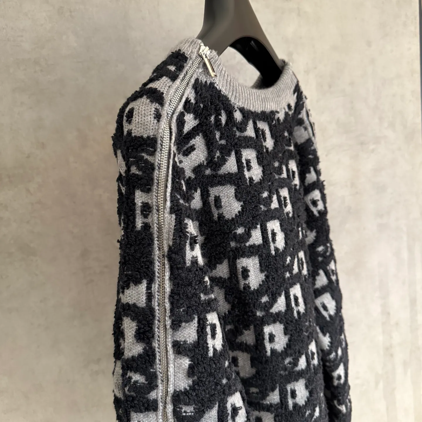 🅿️580 [Strict quality control] Dio* Dior wool blend round neck long-sleeved sweater. This sweater is new for autumn 2025 and displays the iconic Dior twill pattern. It is made of cotton-wool blend jacquard fabric and is printed with the Dior twill pattern in contrasting yarns. Wear it with a pair of tailored trousers in a coordinating tone for an elegant look, or pair it with a pair of jeans for a more casual look. Color: black/white/black gray/blue and white 4 colors Size: M-2XL Same style for men and women