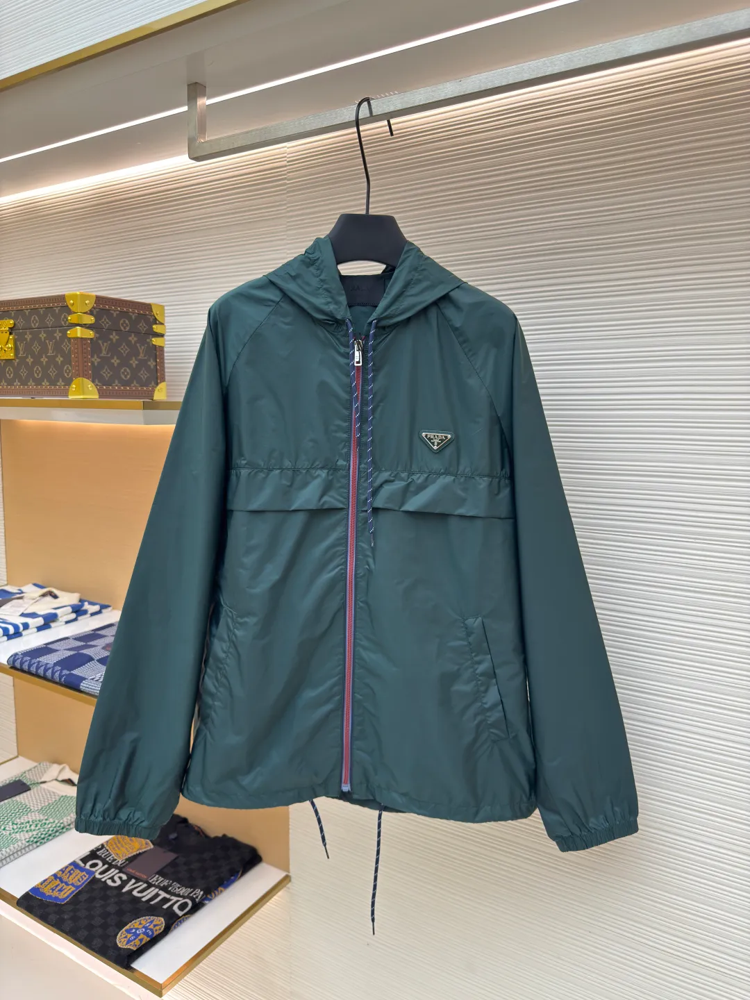 PRADA regenerated nylon jacket ●Authentic product: Purchased and developed by 16925 ●Item number: 1680069-B50 ●Fabric: nylon fabric ●Technology: Positioning cutting machine ●Version: Fitted version ●Weight: about 265 grams ●Size: 46-48-50-52 ●Description: The brand's iconic regenerated nylon fabric is selected, which has the same performance as traditional nylon, with high strength, tear resistance, wear resistance and other characteristics. It is lightweight and waterproof, suitable for various scenarios. Anti-wrinkle, quick-drying and easy to maintain on a daily basis. Using high-strength professional sewing thread, the stitch spacing is uniform and the standard setting is about 11 stitches every three centimeters. Each stitch is straight and smooth, with no skipped stitches or floating threads. The built-in stitching process ensures that the edges of the rotator cuff link are sharp, flat, and never everted. Patch pocket edges. The inner folding and wrapping process eliminates rough edges and enhances the appearance and firmness. The overall wiring is straight and delicate, the fabric is comfortable and soft, and the color is consistent without color difference. It can be matched with the same style to create a fashionable look and control various occasions. Customized accessories, complete with three standards, same style for men and women!