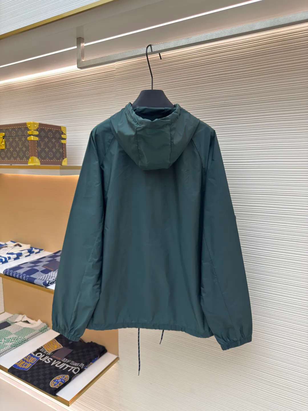 PRADA regenerated nylon jacket ●Authentic product: Purchased and developed by 16925 ●Item number: 1680069-B50 ●Fabric: nylon fabric ●Technology: Positioning cutting machine ●Version: Fitted version ●Weight: about 265 grams ●Size: 46-48-50-52 ●Description: The brand's iconic regenerated nylon fabric is selected, which has the same performance as traditional nylon, with high strength, tear resistance, wear resistance and other characteristics. It is lightweight and waterproof, suitable for various scenarios. Anti-wrinkle, quick-drying and easy to maintain on a daily basis. Using high-strength professional sewing thread, the stitch spacing is uniform and the standard setting is about 11 stitches every three centimeters. Each stitch is straight and smooth, with no skipped stitches or floating threads. The built-in stitching process ensures that the edges of the rotator cuff link are sharp, flat, and never everted. Patch pocket edges. The inner folding and wrapping process eliminates rough edges and enhances the appearance and firmness. The overall wiring is straight and delicate, the fabric is comfortable and soft, and the color is consistent without color difference. It can be matched with the same style to create a fashionable look and control various occasions. Customized accessories, complete with three standards, same style for men and women!
