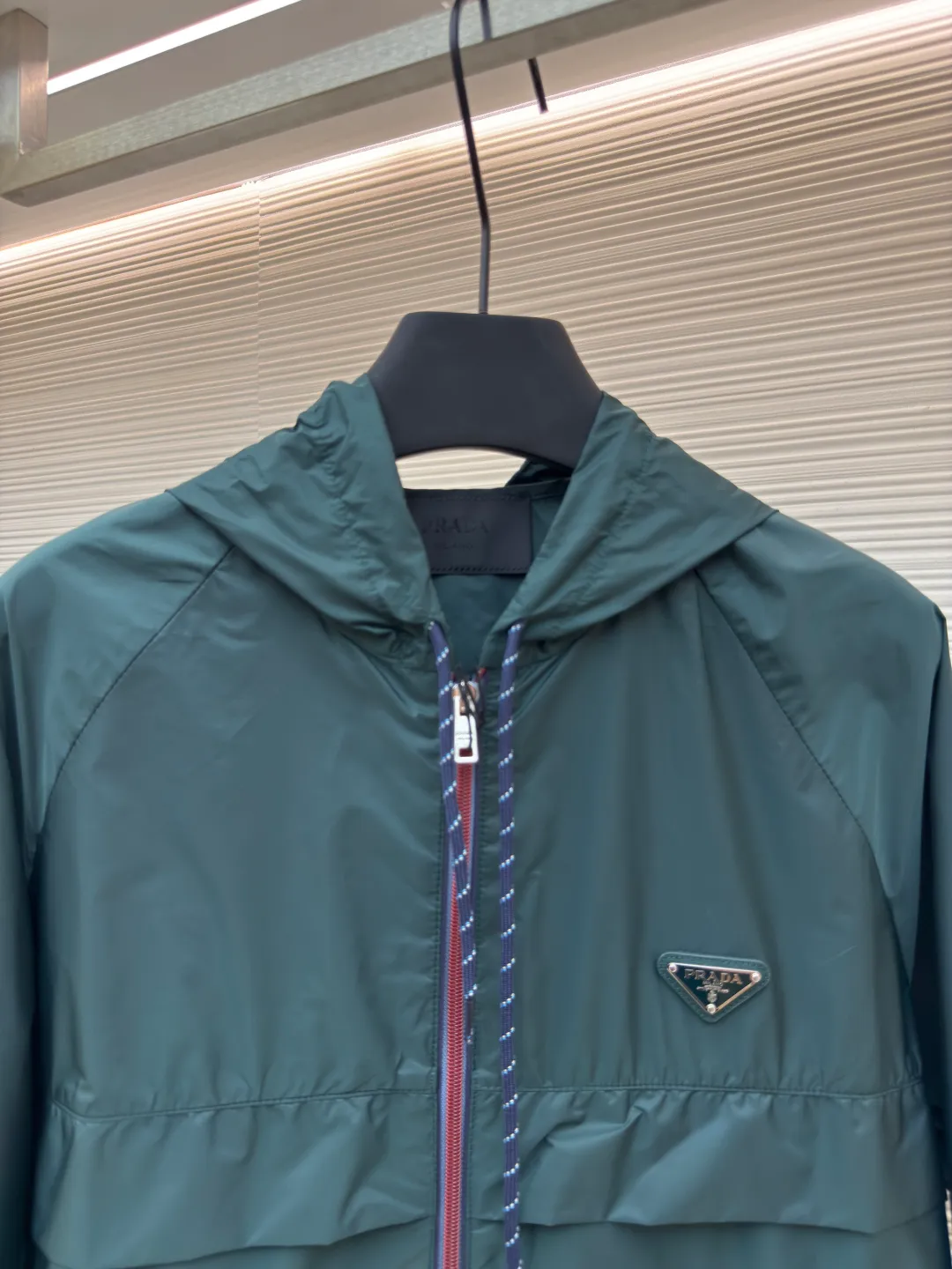 PRADA regenerated nylon jacket ●Authentic product: Purchased and developed by 16925 ●Item number: 1680069-B50 ●Fabric: nylon fabric ●Technology: Positioning cutting machine ●Version: Fitted version ●Weight: about 265 grams ●Size: 46-48-50-52 ●Description: The brand's iconic regenerated nylon fabric is selected, which has the same performance as traditional nylon, with high strength, tear resistance, wear resistance and other characteristics. It is lightweight and waterproof, suitable for various scenarios. Anti-wrinkle, quick-drying and easy to maintain on a daily basis. Using high-strength professional sewing thread, the stitch spacing is uniform and the standard setting is about 11 stitches every three centimeters. Each stitch is straight and smooth, with no skipped stitches or floating threads. The built-in stitching process ensures that the edges of the rotator cuff link are sharp, flat, and never everted. Patch pocket edges. The inner folding and wrapping process eliminates rough edges and enhances the appearance and firmness. The overall wiring is straight and delicate, the fabric is comfortable and soft, and the color is consistent without color difference. It can be matched with the same style to create a fashionable look and control various occasions. Customized accessories, complete with three standards, same style for men and women!