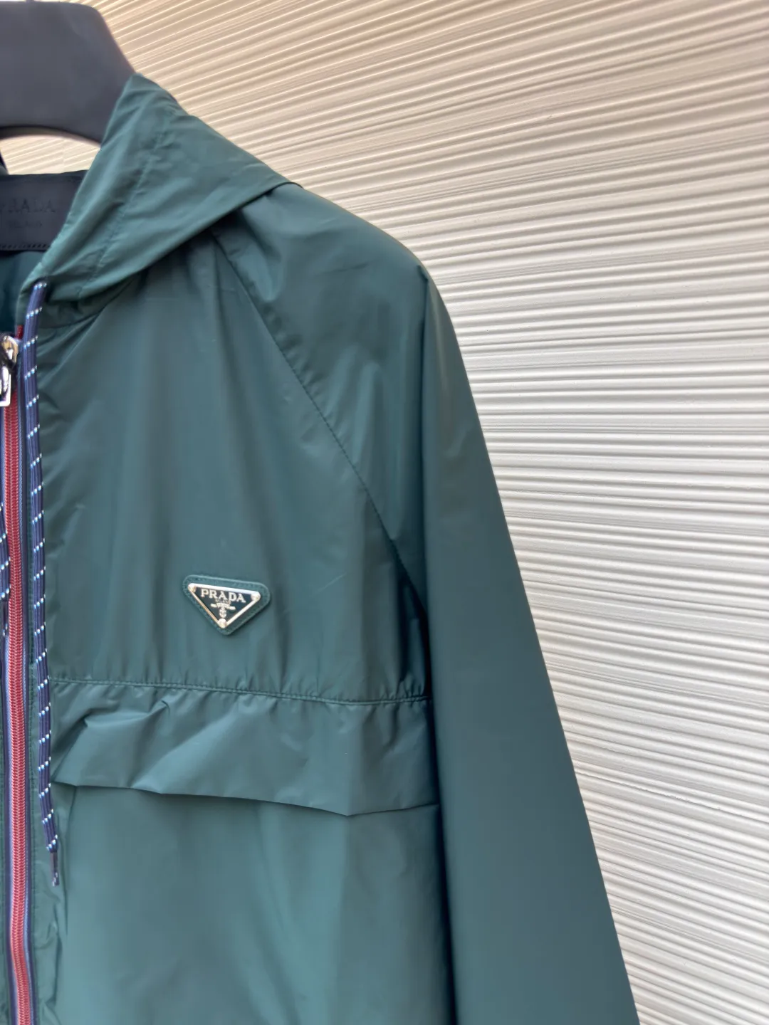 PRADA regenerated nylon jacket ●Authentic product: Purchased and developed by 16925 ●Item number: 1680069-B50 ●Fabric: nylon fabric ●Technology: Positioning cutting machine ●Version: Fitted version ●Weight: about 265 grams ●Size: 46-48-50-52 ●Description: The brand's iconic regenerated nylon fabric is selected, which has the same performance as traditional nylon, with high strength, tear resistance, wear resistance and other characteristics. It is lightweight and waterproof, suitable for various scenarios. Anti-wrinkle, quick-drying and easy to maintain on a daily basis. Using high-strength professional sewing thread, the stitch spacing is uniform and the standard setting is about 11 stitches every three centimeters. Each stitch is straight and smooth, with no skipped stitches or floating threads. The built-in stitching process ensures that the edges of the rotator cuff link are sharp, flat, and never everted. Patch pocket edges. The inner folding and wrapping process eliminates rough edges and enhances the appearance and firmness. The overall wiring is straight and delicate, the fabric is comfortable and soft, and the color is consistent without color difference. It can be matched with the same style to create a fashionable look and control various occasions. Customized accessories, complete with three standards, same style for men and women!