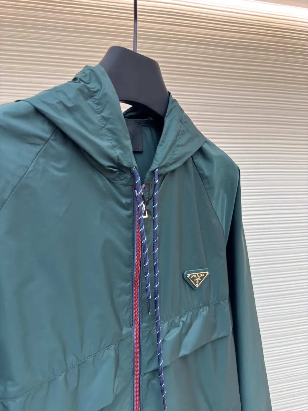 PRADA regenerated nylon jacket ●Authentic product: Purchased and developed by 16925 ●Item number: 1680069-B50 ●Fabric: nylon fabric ●Technology: Positioning cutting machine ●Version: Fitted version ●Weight: about 265 grams ●Size: 46-48-50-52 ●Description: The brand's iconic regenerated nylon fabric is selected, which has the same performance as traditional nylon, with high strength, tear resistance, wear resistance and other characteristics. It is lightweight and waterproof, suitable for various scenarios. Anti-wrinkle, quick-drying and easy to maintain on a daily basis. Using high-strength professional sewing thread, the stitch spacing is uniform and the standard setting is about 11 stitches every three centimeters. Each stitch is straight and smooth, with no skipped stitches or floating threads. The built-in stitching process ensures that the edges of the rotator cuff link are sharp, flat, and never everted. Patch pocket edges. The inner folding and wrapping process eliminates rough edges and enhances the appearance and firmness. The overall wiring is straight and delicate, the fabric is comfortable and soft, and the color is consistent without color difference. It can be matched with the same style to create a fashionable look and control various occasions. Customized accessories, complete with three standards, same style for men and women!