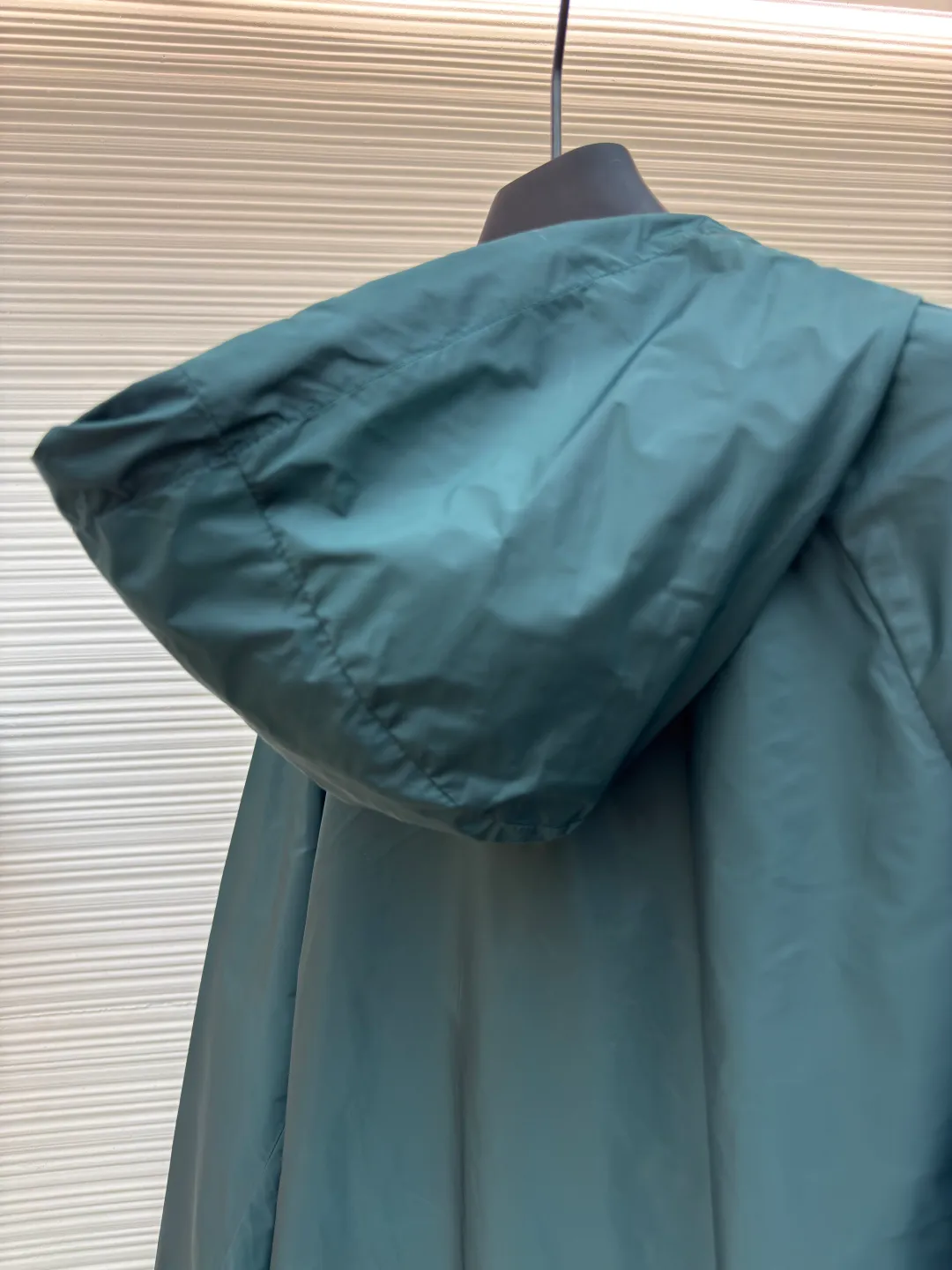 PRADA regenerated nylon jacket ●Authentic product: Purchased and developed by 16925 ●Item number: 1680069-B50 ●Fabric: nylon fabric ●Technology: Positioning cutting machine ●Version: Fitted version ●Weight: about 265 grams ●Size: 46-48-50-52 ●Description: The brand's iconic regenerated nylon fabric is selected, which has the same performance as traditional nylon, with high strength, tear resistance, wear resistance and other characteristics. It is lightweight and waterproof, suitable for various scenarios. Anti-wrinkle, quick-drying and easy to maintain on a daily basis. Using high-strength professional sewing thread, the stitch spacing is uniform and the standard setting is about 11 stitches every three centimeters. Each stitch is straight and smooth, with no skipped stitches or floating threads. The built-in stitching process ensures that the edges of the rotator cuff link are sharp, flat, and never everted. Patch pocket edges. The inner folding and wrapping process eliminates rough edges and enhances the appearance and firmness. The overall wiring is straight and delicate, the fabric is comfortable and soft, and the color is consistent without color difference. It can be matched with the same style to create a fashionable look and control various occasions. Customized accessories, complete with three standards, same style for men and women!