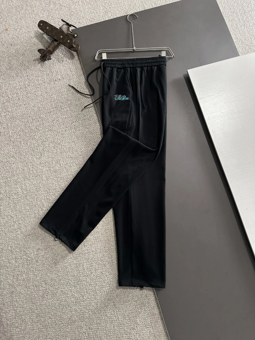 🅿️400 next day shipping Dior 2025 spring and summer new elastic band casual pants, thin counter custom fabrics, high breathability and comfort, impeccable details, brand element design concept, reflecting high quality. It feels delicate and soft! It presents a casual cut and the upper body shape is great! Size: M-4XL