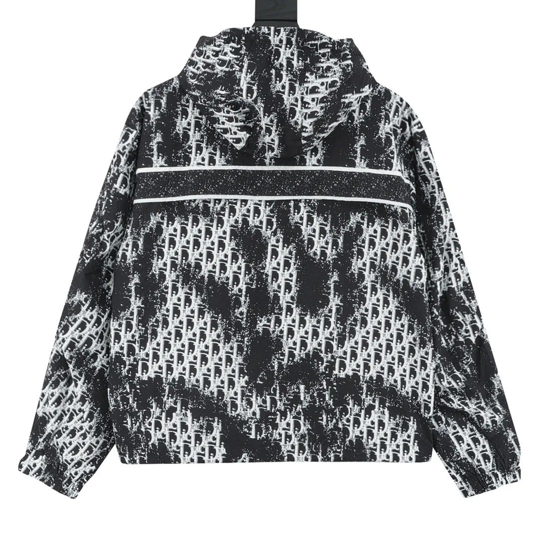 🅿️620 DIOR/Dior all-over printed gradient distressed jacquard zipper windbreaker jacket. Exclusive molding and custom-made original zipper. It will not rust easily after being stored for a long time after washing. The "Dior" letters on the small buttons on the pockets are clearly visible. The fabric letters are printed using a discharge printing process, which is to change the original color of the yarn to white and gray. It is not the so-called printed or jacquard fabric on the market. The texture of the fabric is thick and stiff, and it is not the soft and thin material on the market. Pay attention to the distinction. The characteristics of the fabric are not easy to wrinkle. The dyeing yarn 100% restores the original color. An exclusive blockbuster item! Size：XS-L