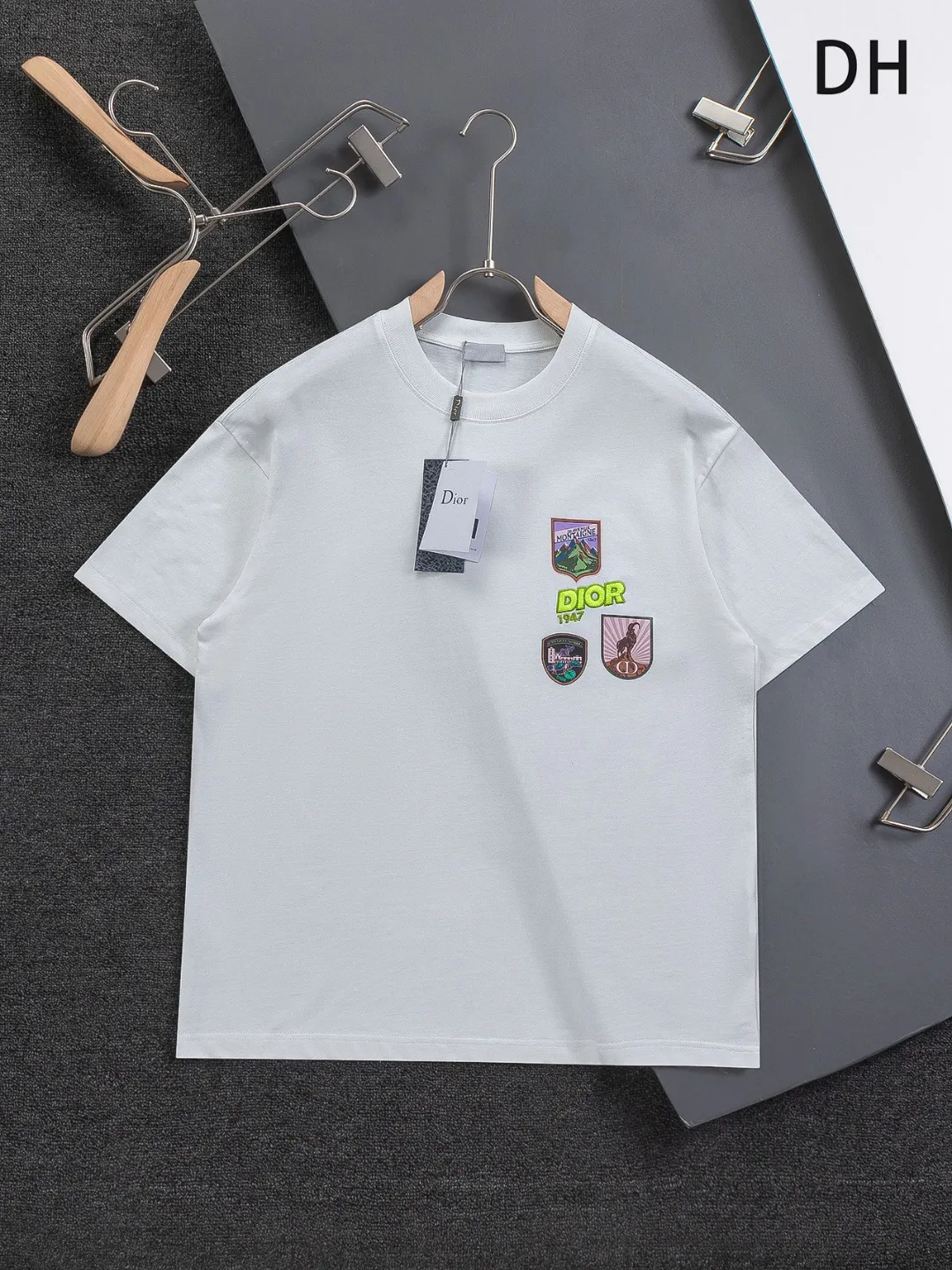 🅿️190 DIOR Dior Dior CD micro wide version S-XL 26ss will never fail classic style permanent boutique counter timeless classic style Dior Mountain logo multi-element micro-stamp letters 🪡 embroidered logo pattern heavy craftsmanship Unisex short-sleeved T-shirt, cotton blended terry jersey fabric, original development This comes from the 2025 beachwear limited series, full logo jacquard towel highlights the classic Obliave flower, with S-shaped round neck and topstitching, unique style, decorated with obliqve jacquard all over, ribbed round neck with V-shaped topstitching, customized accessories, and the whole body is customized and developed according to the Y board... Complete with three standards, it can control various styles, paying tribute to Dior's historic year! Coupled with the blessing of full-flower cotton material, both the upper body comfort and the existence are unparalleled. It can be said to be a must-have companion in summer. The excellent breathability and comfortable wearing feeling are unparalleled~ Recommended! ! Same style for men and women! Color: Black White Size: S-XL Size chart: S: Shoulder width 50-Bust 56-Length 70 M: Shoulder width 52-Bust 57-Length 72 L: Shoulder width 54-Bust 59-Length 74 XL: Shoulder width 56-Bust 62-Length 76