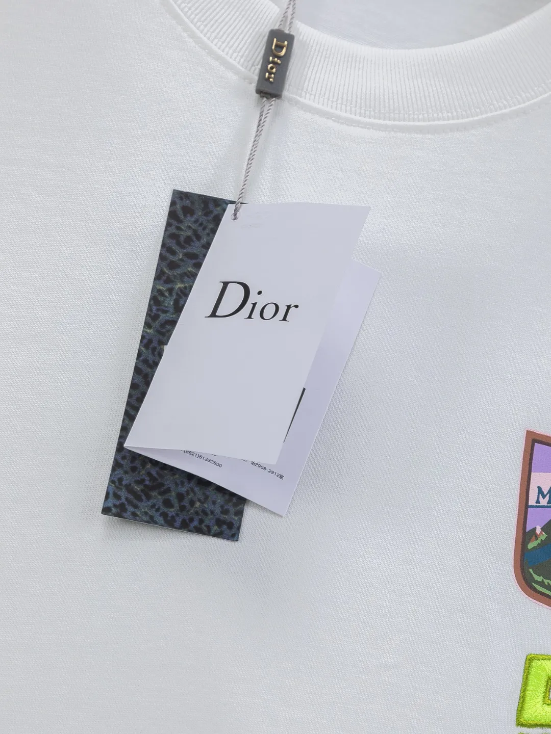 🅿️190 DIOR Dior Dior CD micro wide version S-XL 26ss will never fail classic style permanent boutique counter timeless classic style Dior Mountain logo multi-element micro-stamp letters 🪡 embroidered logo pattern heavy craftsmanship Unisex short-sleeved T-shirt, cotton blended terry jersey fabric, original development This comes from the 2025 beachwear limited series, full logo jacquard towel highlights the classic Obliave flower, with S-shaped round neck and topstitching, unique style, decorated with obliqve jacquard all over, ribbed round neck with V-shaped topstitching, customized accessories, and the whole body is customized and developed according to the Y board... Complete with three standards, it can control various styles, paying tribute to Dior's historic year! Coupled with the blessing of full-flower cotton material, both the upper body comfort and the existence are unparalleled. It can be said to be a must-have companion in summer. The excellent breathability and comfortable wearing feeling are unparalleled~ Recommended! ! Same style for men and women! Color: Black White Size: S-XL Size chart: S: Shoulder width 50-Bust 56-Length 70 M: Shoulder width 52-Bust 57-Length 72 L: Shoulder width 54-Bust 59-Length 74 XL: Shoulder width 56-Bust 62-Length 76
