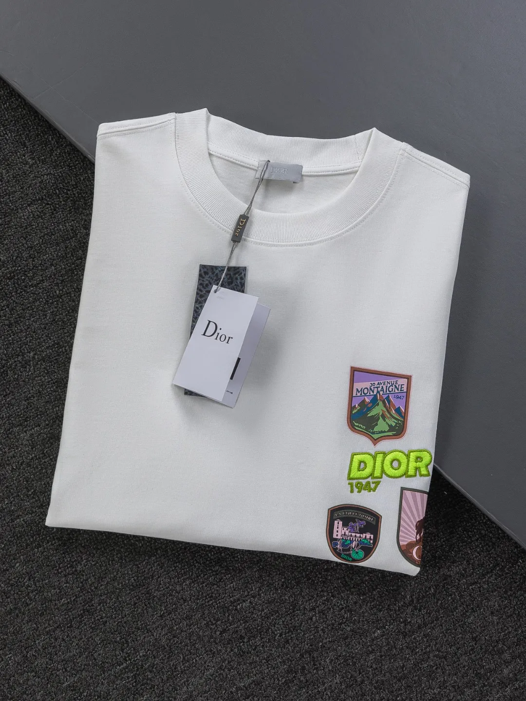 🅿️190 DIOR Dior Dior CD micro wide version S-XL 26ss will never fail classic style permanent boutique counter timeless classic style Dior Mountain logo multi-element micro-stamp letters 🪡 embroidered logo pattern heavy craftsmanship Unisex short-sleeved T-shirt, cotton blended terry jersey fabric, original development This comes from the 2025 beachwear limited series, full logo jacquard towel highlights the classic Obliave flower, with S-shaped round neck and topstitching, unique style, decorated with obliqve jacquard all over, ribbed round neck with V-shaped topstitching, customized accessories, and the whole body is customized and developed according to the Y board... Complete with three standards, it can control various styles, paying tribute to Dior's historic year! Coupled with the blessing of full-flower cotton material, both the upper body comfort and the existence are unparalleled. It can be said to be a must-have companion in summer. The excellent breathability and comfortable wearing feeling are unparalleled~ Recommended! ! Same style for men and women! Color: Black White Size: S-XL Size chart: S: Shoulder width 50-Bust 56-Length 70 M: Shoulder width 52-Bust 57-Length 72 L: Shoulder width 54-Bust 59-Length 74 XL: Shoulder width 56-Bust 62-Length 76
