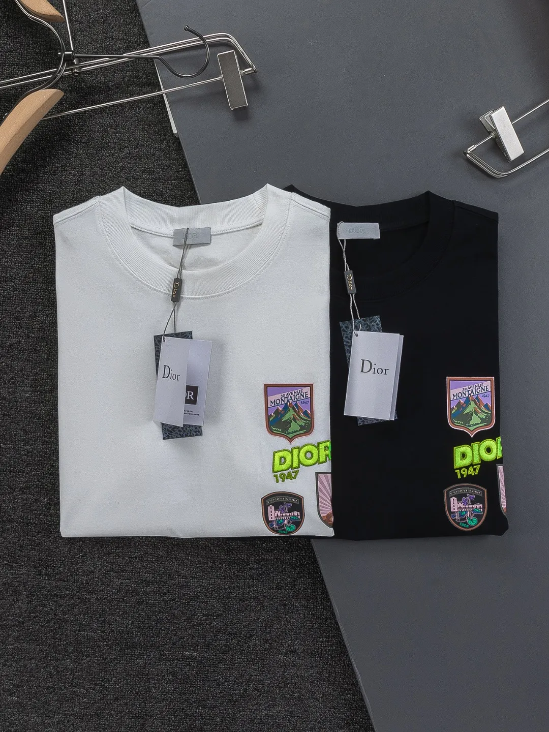 🅿️190 DIOR Dior Dior CD micro wide version S-XL 26ss will never fail classic style permanent boutique counter timeless classic style Dior Mountain logo multi-element micro-stamp letters 🪡 embroidered logo pattern heavy craftsmanship Unisex short-sleeved T-shirt, cotton blended terry jersey fabric, original development This comes from the 2025 beachwear limited series, full logo jacquard towel highlights the classic Obliave flower, with S-shaped round neck and topstitching, unique style, decorated with obliqve jacquard all over, ribbed round neck with V-shaped topstitching, customized accessories, and the whole body is customized and developed according to the Y board... Complete with three standards, it can control various styles, paying tribute to Dior's historic year! Coupled with the blessing of full-flower cotton material, both the upper body comfort and the existence are unparalleled. It can be said to be a must-have companion in summer. The excellent breathability and comfortable wearing feeling are unparalleled~ Recommended! ! Same style for men and women! Color: Black White Size: S-XL Size chart: S: Shoulder width 50-Bust 56-Length 70 M: Shoulder width 52-Bust 57-Length 72 L: Shoulder width 54-Bust 59-Length 74 XL: Shoulder width 56-Bust 62-Length 76